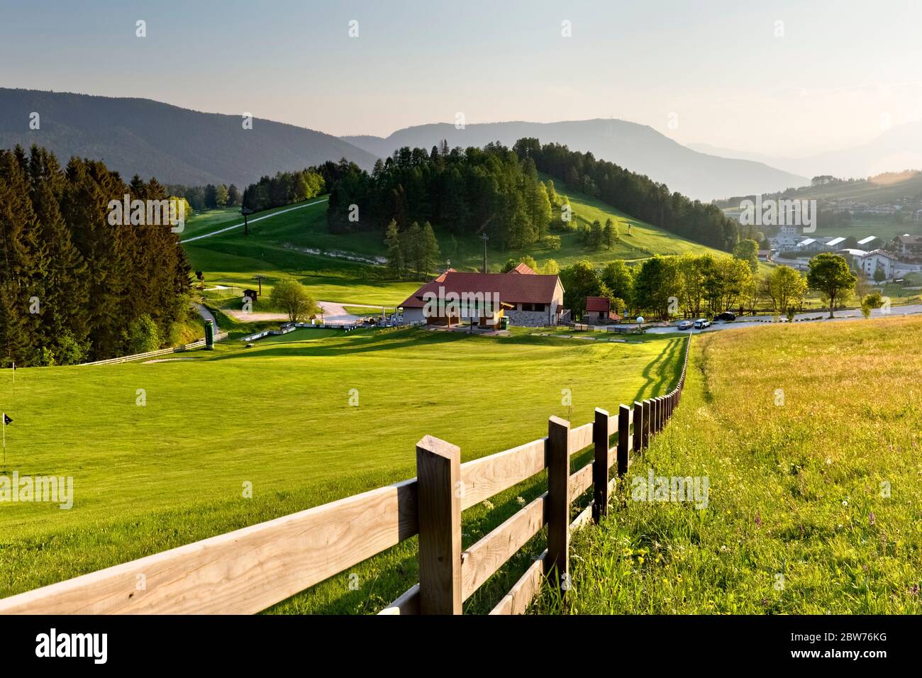 Maso Spilzi und der Golfclub in der Alpe Cimbra. Folgaria, Provinz Trient, Trentino-Südtirol, Italien, Europa. Stockfoto