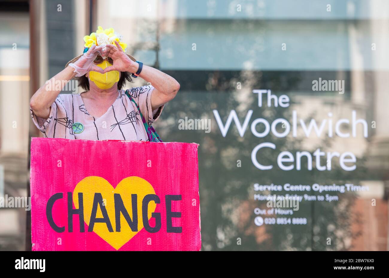 Aktivisten der Extinction Rebellion protestieren sozial distanziert vor dem Woolwich Centre in Südlondon, um eine Botschaft an den rat zu senden, um besser auf Covid-19 und den Klimawandel zu reagieren. Stockfoto