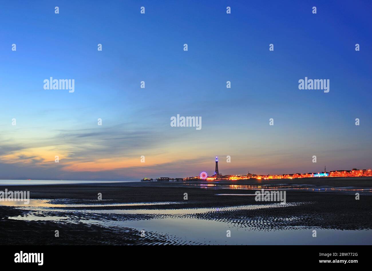 Blackpool Tower, das Riesenrad und ein leerer Strand in der Abenddämmerung im Sommer Stockfoto