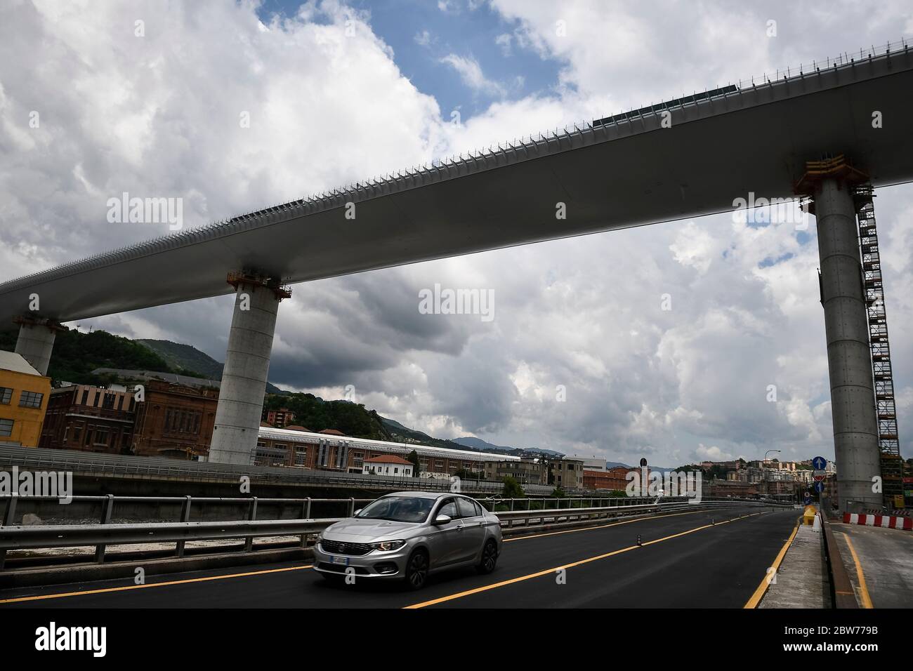 Genua, Italien - 29. Mai 2020: Gesamtansicht zeigt die Baustelle der neuen Morandi-Brücke (offiziell Viadotto Polcevera). Die ursprüngliche Brücke ist im August 2018 eingestürzt und die neue Brücke soll im Juli 2020 wieder eröffnet werden. Quelle: Nicolò Campo/Alamy Live News Stockfoto