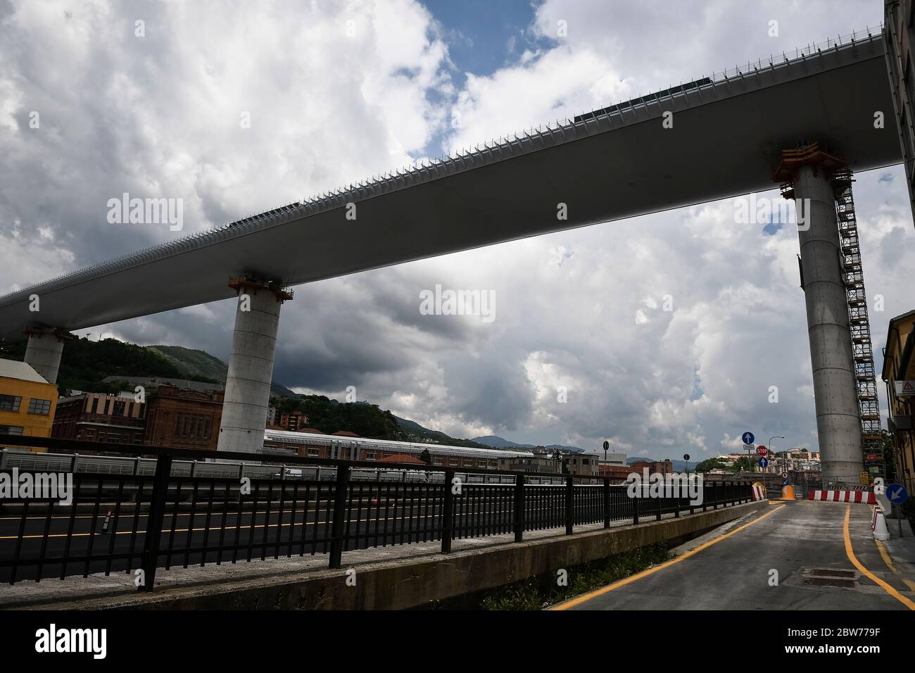 Genua, Italien - 29. Mai 2020: Gesamtansicht zeigt die Baustelle der neuen Morandi-Brücke (offiziell Viadotto Polcevera). Die ursprüngliche Brücke ist im August 2018 eingestürzt und die neue Brücke soll im Juli 2020 wieder eröffnet werden. Quelle: Nicolò Campo/Alamy Live News Stockfoto