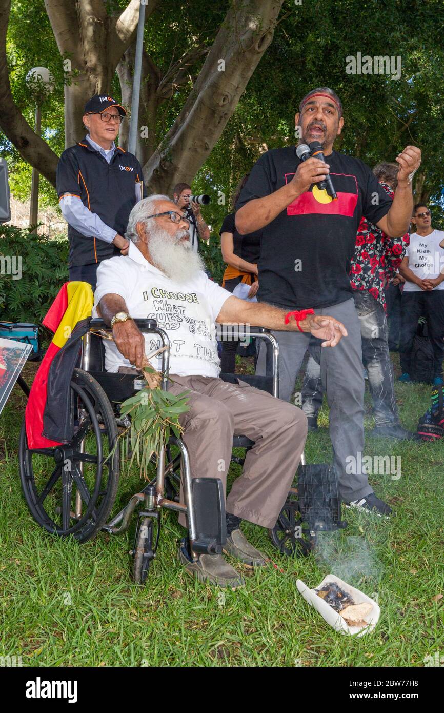 Sydney, Australien, 30. Mai 2020. Eine Menge von mehreren Tausend Menschen ist in die Innenstadt von Sydney abgestiegen, um gegen die Zwangsimpfung und andere Fragen von sozialer Bedeutung zu protestieren. Der friedliche Protest begann im Hyde Park und zog am New South Wales Parliament House in der Macquarie Street vorbei, bevor er zum Hyde Park für öffentliche Reden und Ankündigungen zurückkehrte. Onkel Max ‘DMulamunmun Harrison, ein indigener Stammesälterer aus Yuin, der im Rollstuhl sitzt, führte den marsch an. Kredit: Robert Wallace/Alamy Live Nachrichten Stockfoto