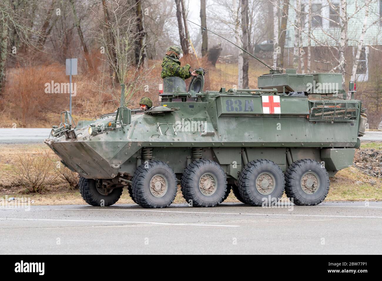 Grand Bay-Westfield, New Brunswick, Kanada - 22. April 2019: Ein gepanzertes Fahrzeug, das als Krankenwagen konfiguriert ist, wird von kanadischen Soldaten vermäht. Stockfoto