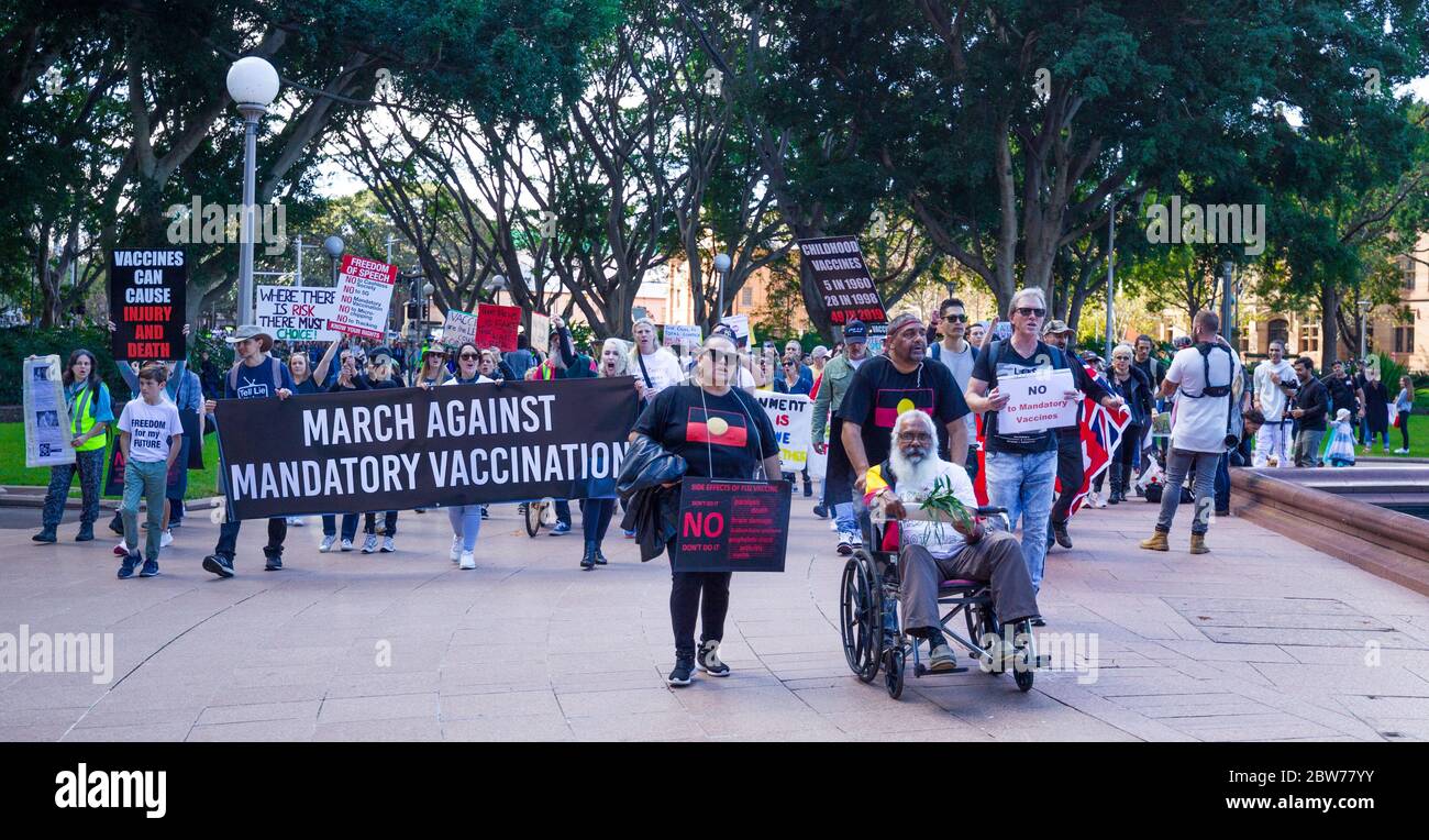 Sydney, Australien, 30. Mai 2020. Eine Menge von mehreren Tausend Menschen ist in die Innenstadt von Sydney abgestiegen, um gegen die Zwangsimpfung und andere Fragen von sozialer Bedeutung zu protestieren. Der friedliche Protest begann im Hyde Park und zog am New South Wales Parliament House in der Macquarie Street vorbei, bevor er zum Hyde Park für öffentliche Reden und Ankündigungen zurückkehrte. Onkel Max ‘DMulamunmun Harrison, ein indigener Stammesälterer aus Yuin, der im Rollstuhl sitzt, führte den marsch an. Kredit: Robert Wallace/Alamy Live Nachrichten Stockfoto