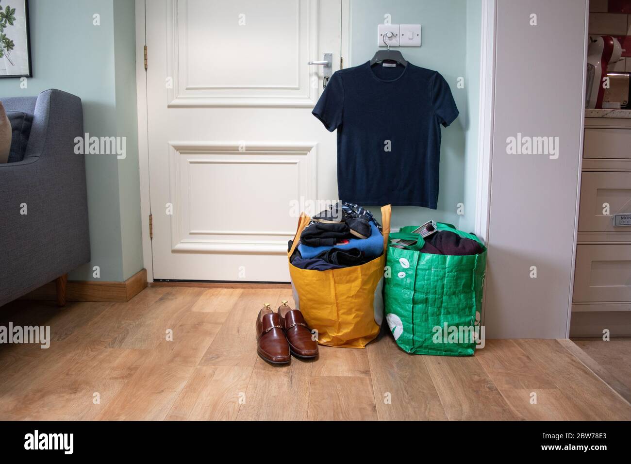 Eine Tasche mit Kleidung und Gegenständen, die darauf warten, an eine Wohltätigkeitsorganisation oder einen Sparladen gespendet zu werden. Stockfoto