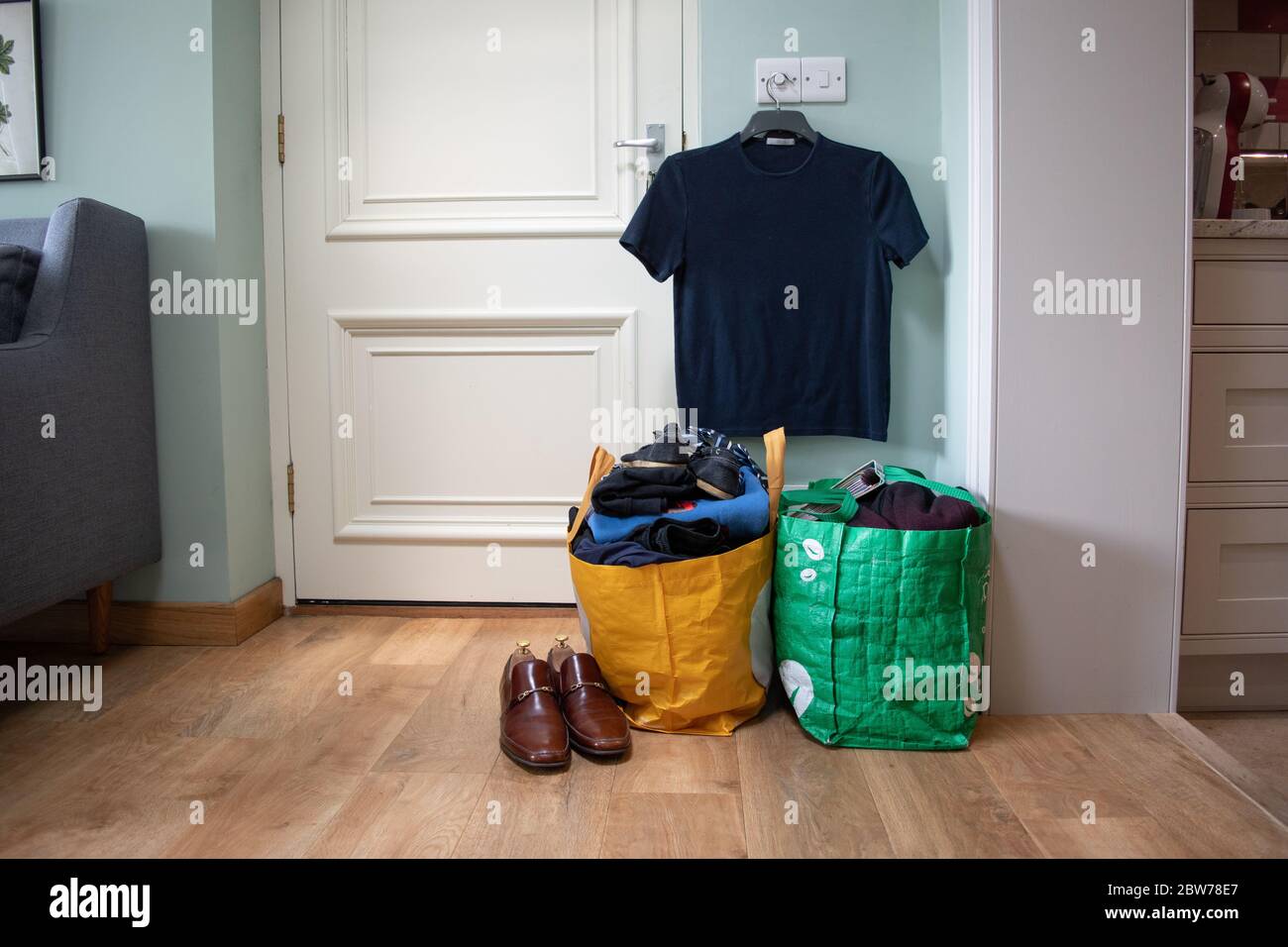 Eine Tasche mit Kleidung und Gegenständen, die darauf warten, an eine Wohltätigkeitsorganisation oder einen Sparladen gespendet zu werden. Stockfoto