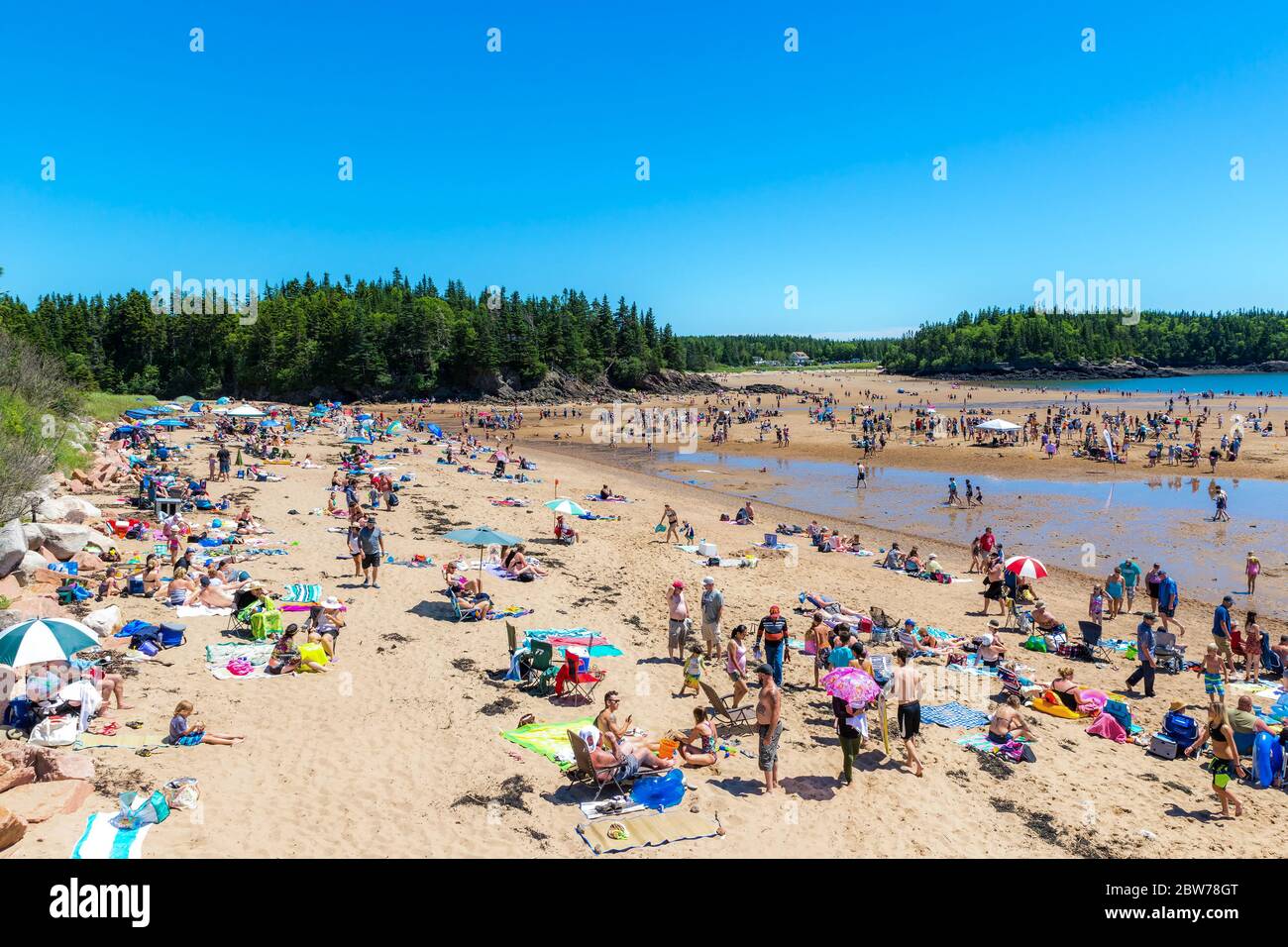 New River Beach, New Brunswick, Kanada - 7. Juli 2018: Viele Menschen am New River Beach in New Brunswick, Kanada an einem heißen, sonnigen Tag. Weitwinkelansicht. Stockfoto