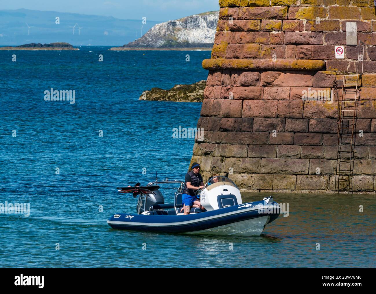 North Berwick, East Lothian, Schottland, Großbritannien, 30. Mai 2020. UK Wetter: Sonnenhungrige im beliebten Badeort an einem luftigen, aber sehr warmen sonnigen Tag fühlen sich an, als ob die Stadt nach Lockdown wieder normal wird. Die Leute kommen mit einem Mann und Kind in einem Schnellboot zurück in die Häfen des Wassers Stockfoto