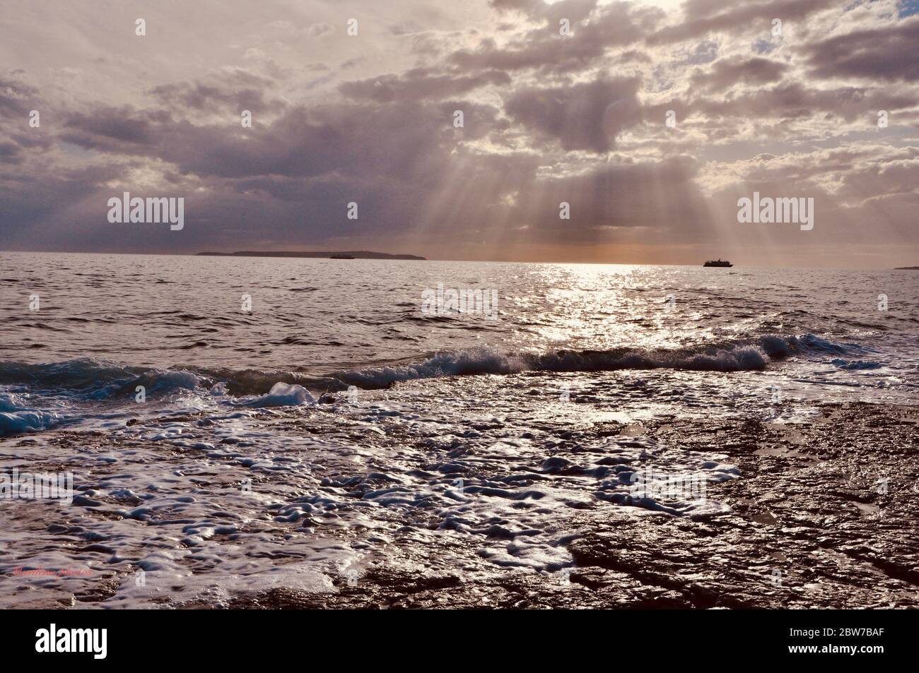 Welle trifft auf Felsen. Wilde Wellen bei stürmischem Wetter. Stockfoto