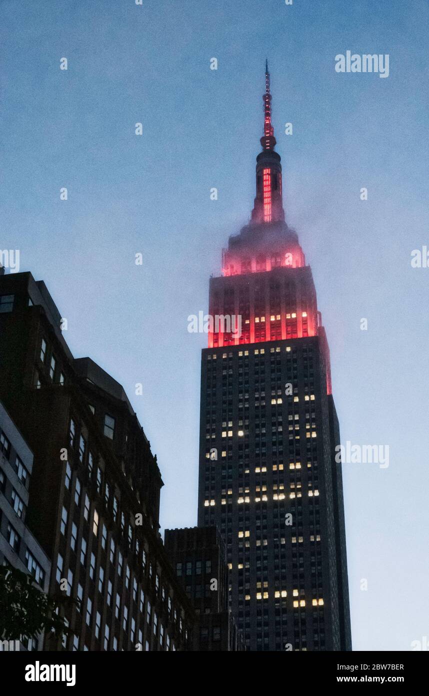 Die Lichter am Empire State Building blinken während der Covid-19 Pandemie in den USA rot Stockfoto