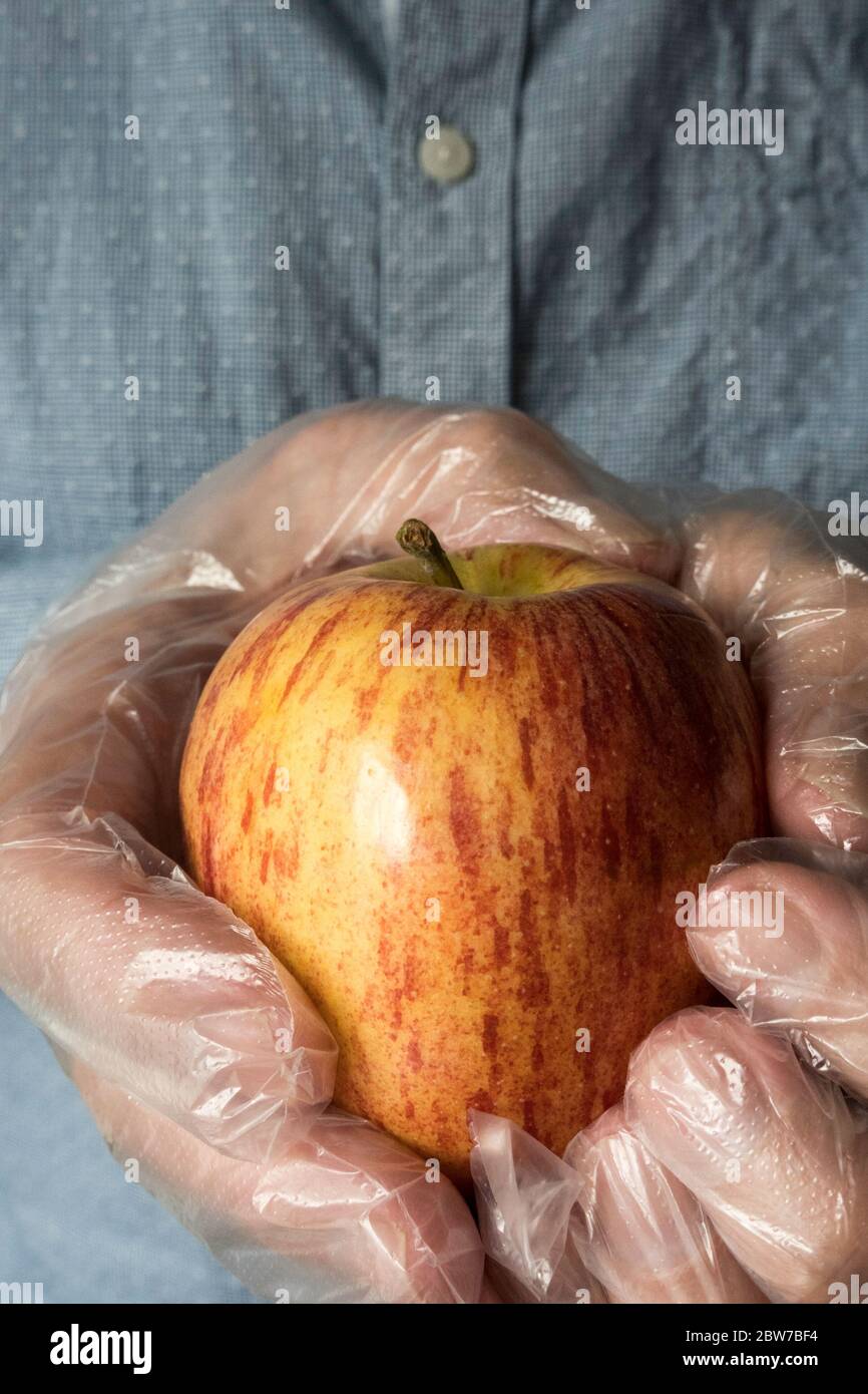 Mann, der während der Covid-19-Pandemie nach frischem Obst kauft, trägt Plastikhandschuhe, USA 2020 Stockfoto
