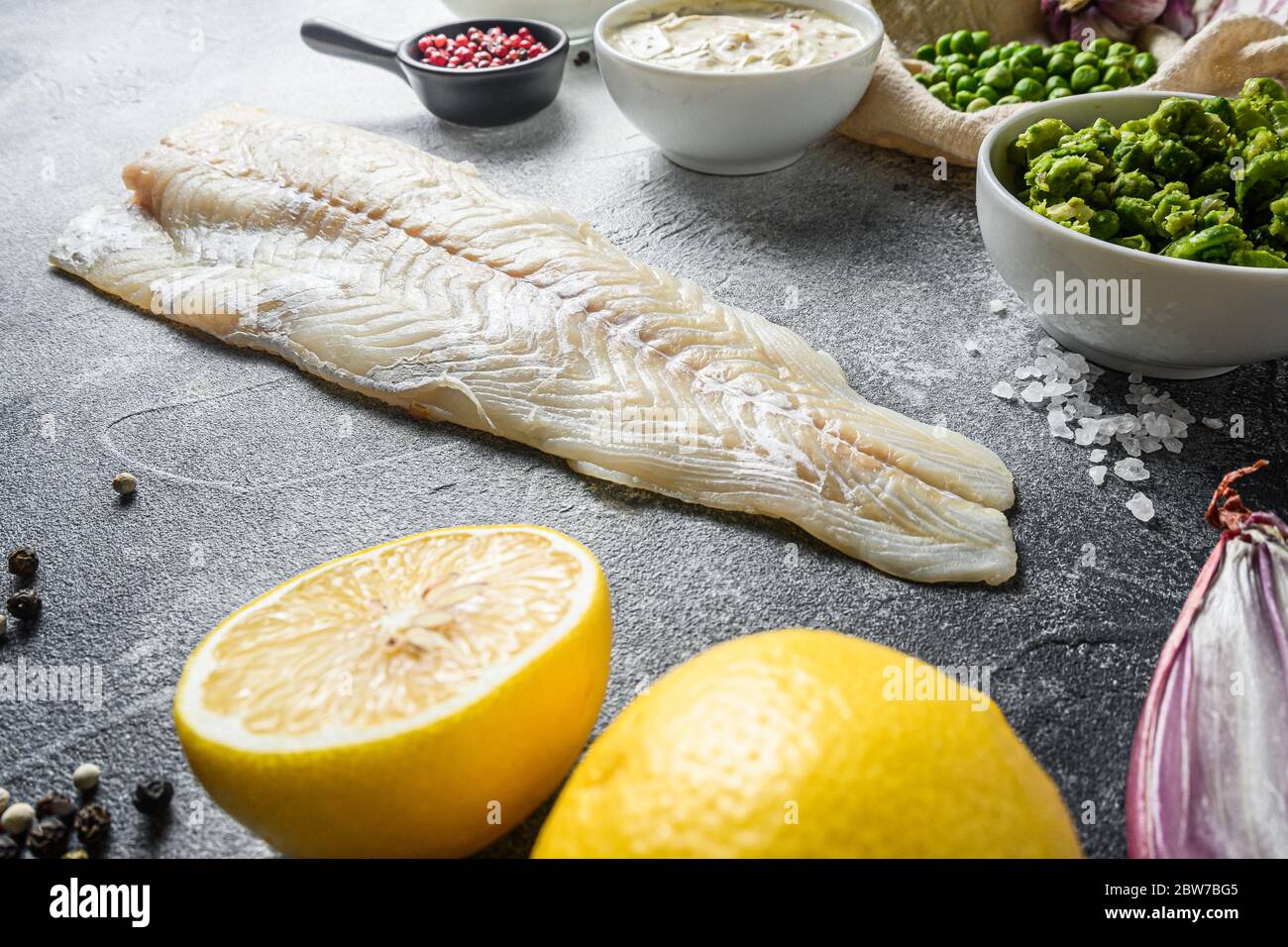 Kabeljau Fisch für englisch traditionell Fisch und Chips Zutaten Bierteig, Kartoffel, Tatar-Sauce, Minze Mushy Erbsen, Zitrone, Schalotte, Minze, Knoblauch, Salz, Stockfoto