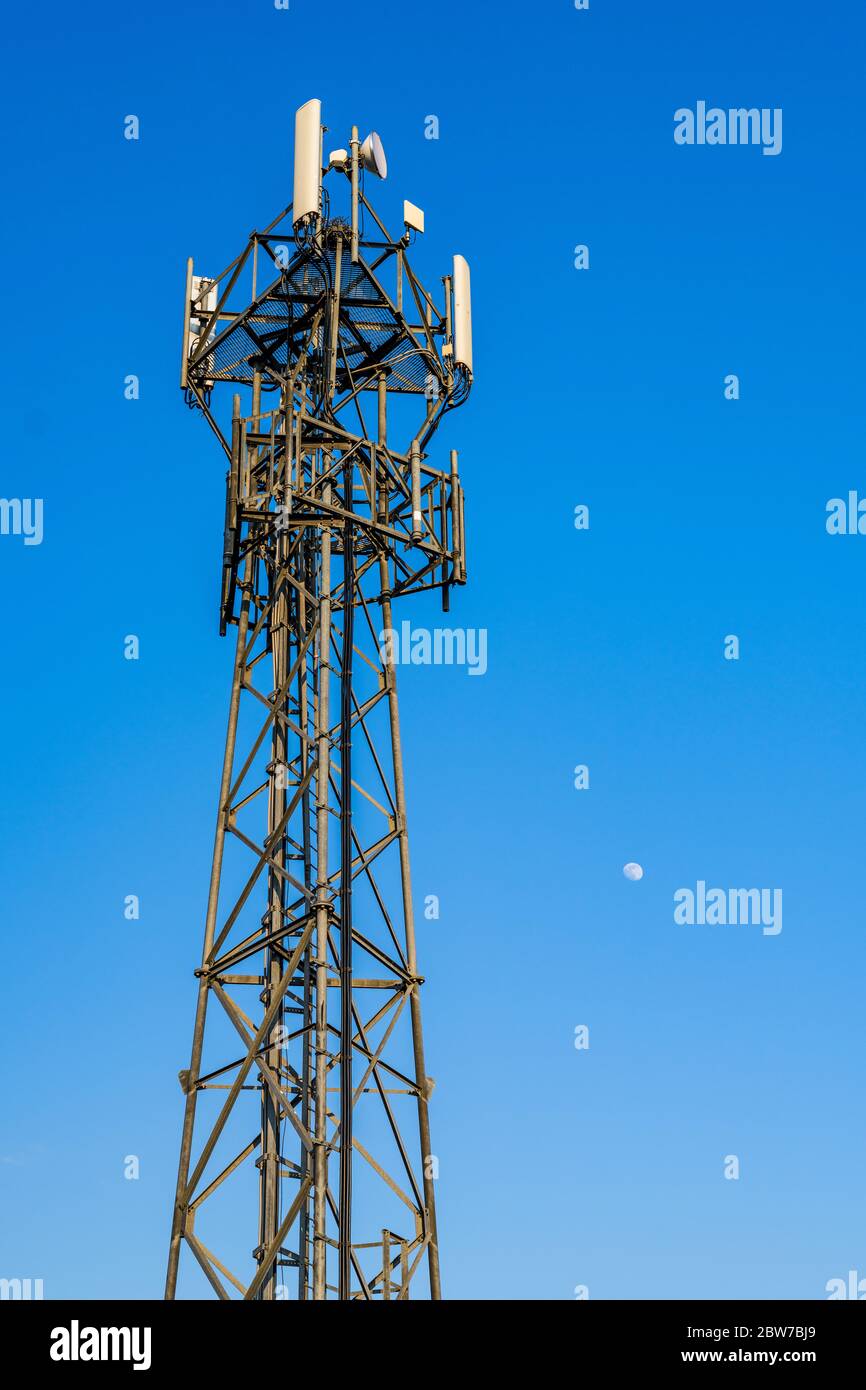 Mobilfunksender Mast UK. Basisstation für mobile Telekommunikation. Stockfoto