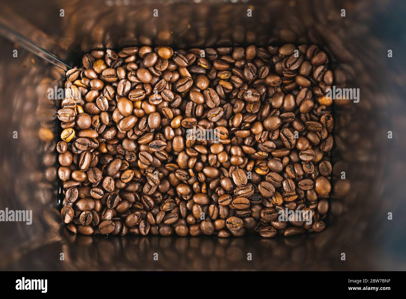 Geröstete braune Kaffeebohnen in quadratischer Dose als Hintergrund. Stockfoto