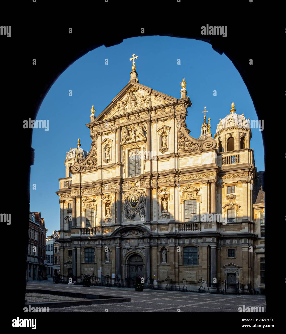 Antwerpen, Belgien - 14. Mai 2020: Außenansicht der Sint-Carolus Borromeus Kirche im Zentrum von Antwerpen. Stockfoto