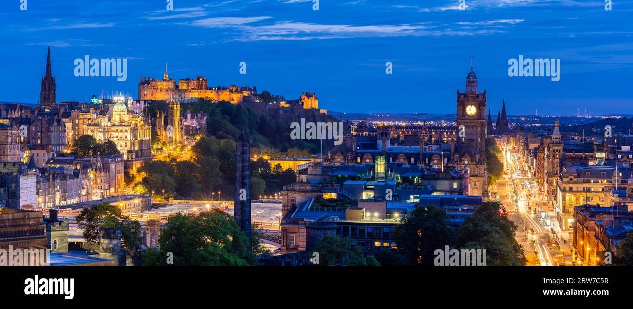 Nacht Panorama von Edinburgh alte Altstadt Stadtbild von Calton Hill Sonnenuntergang Dämmerung, Edinburgh, Schottland UK, Web Banner crop. Wahrzeichen Stadtbild und Stockfoto