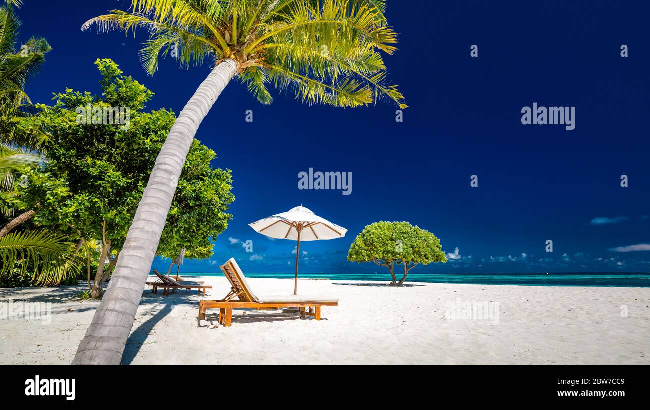 Luxus-Strandresort, Strandliegen am Meer mit weißem Sand über dem Meer tropische Insel Hintergrund, Sommer Urlaubskonzept, Urlaub und Tourismus Stockfoto
