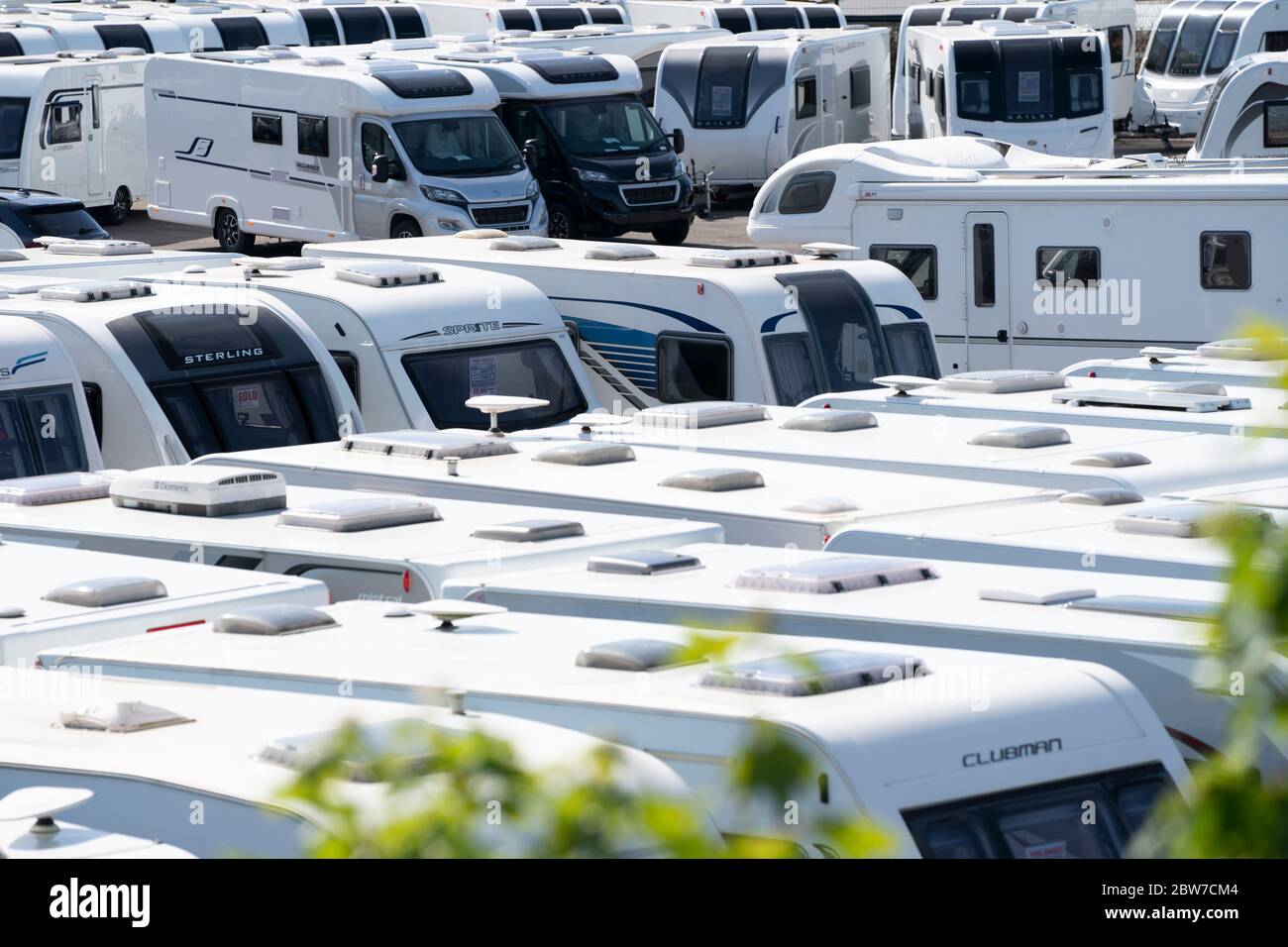 Leyland, Großbritannien. Mai 2020. Bild zeigt Wohnwagen und Moto-Häuser zum Verkauf in einem Autohaus in Leyland in Lancashire als Reisemobil und Wohnwagen Händler Stockfoto