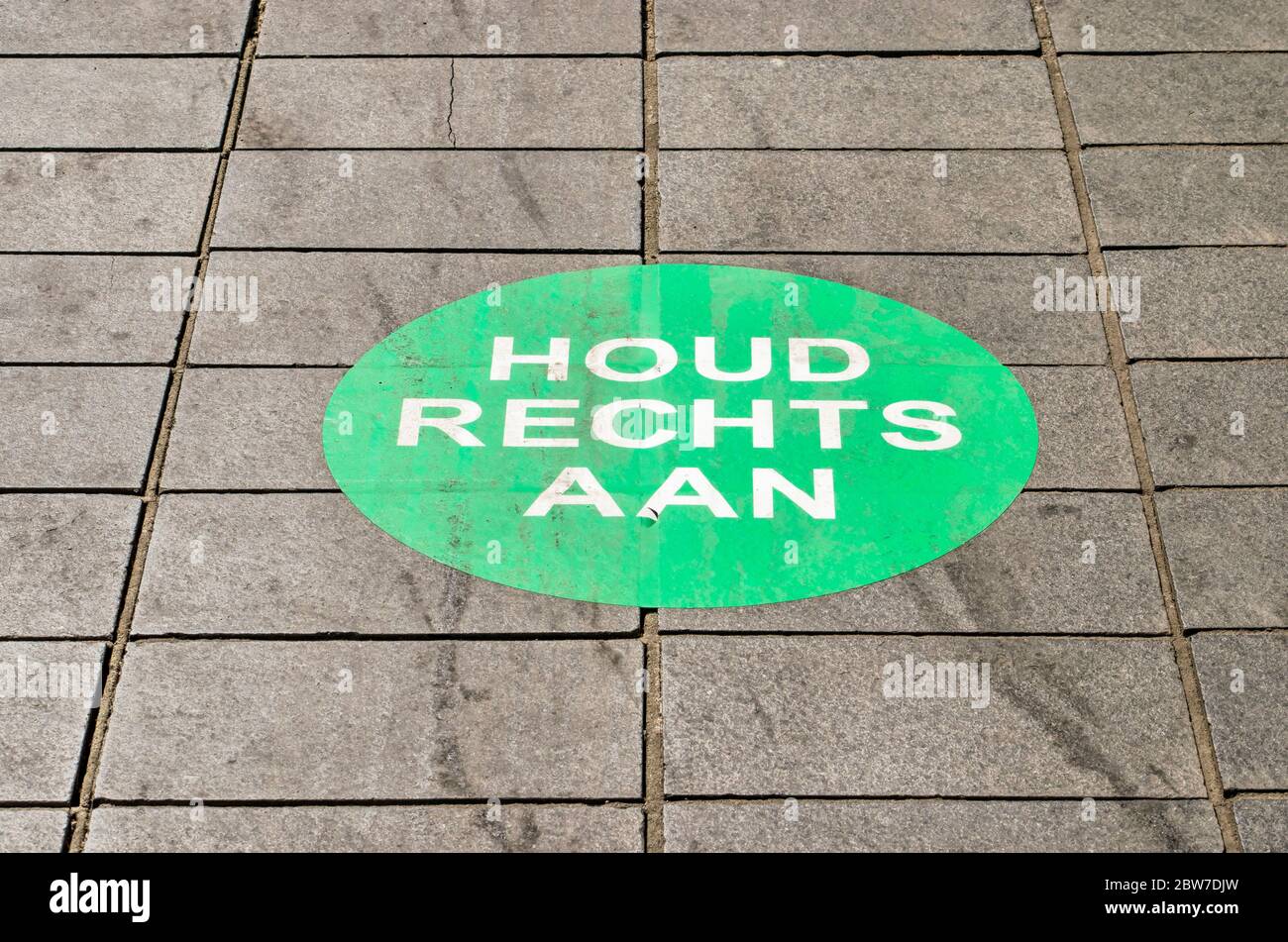 Rotterdam, Niederlande, 17. Mai 2020: Pflastersteine in der Lijnbaan Einkaufsstraße mit großem Aufkleber, der nach Pfahl aufruft, um sp Stockfoto