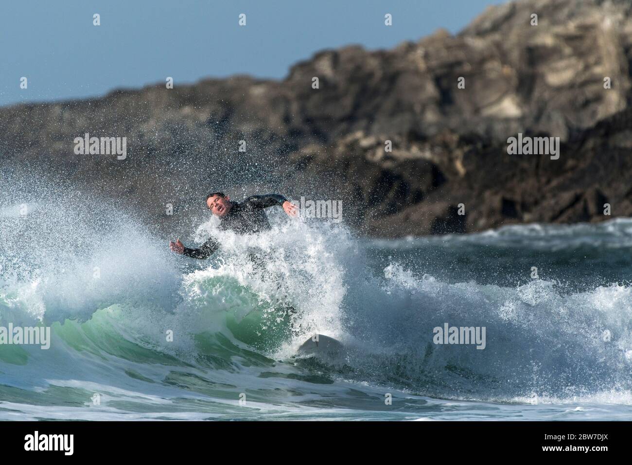 Dramatische Surferaction bei Fistral in Newquay in Cornwall. Stockfoto