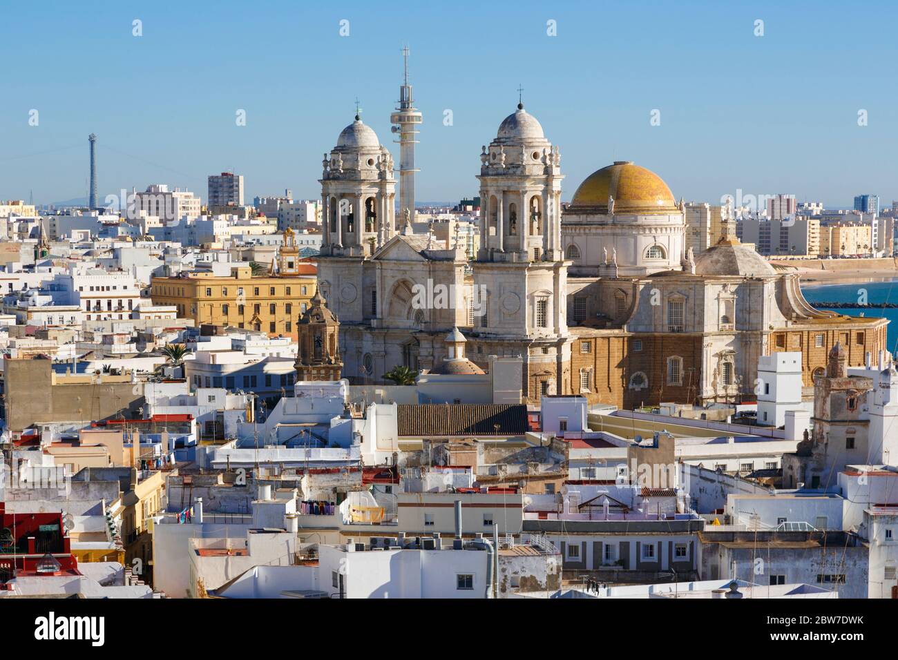 Cadiz, Provinz Cadiz, Andalusien, Südspanien. Kathedrale über den Dächern der Altstadt. Stockfoto