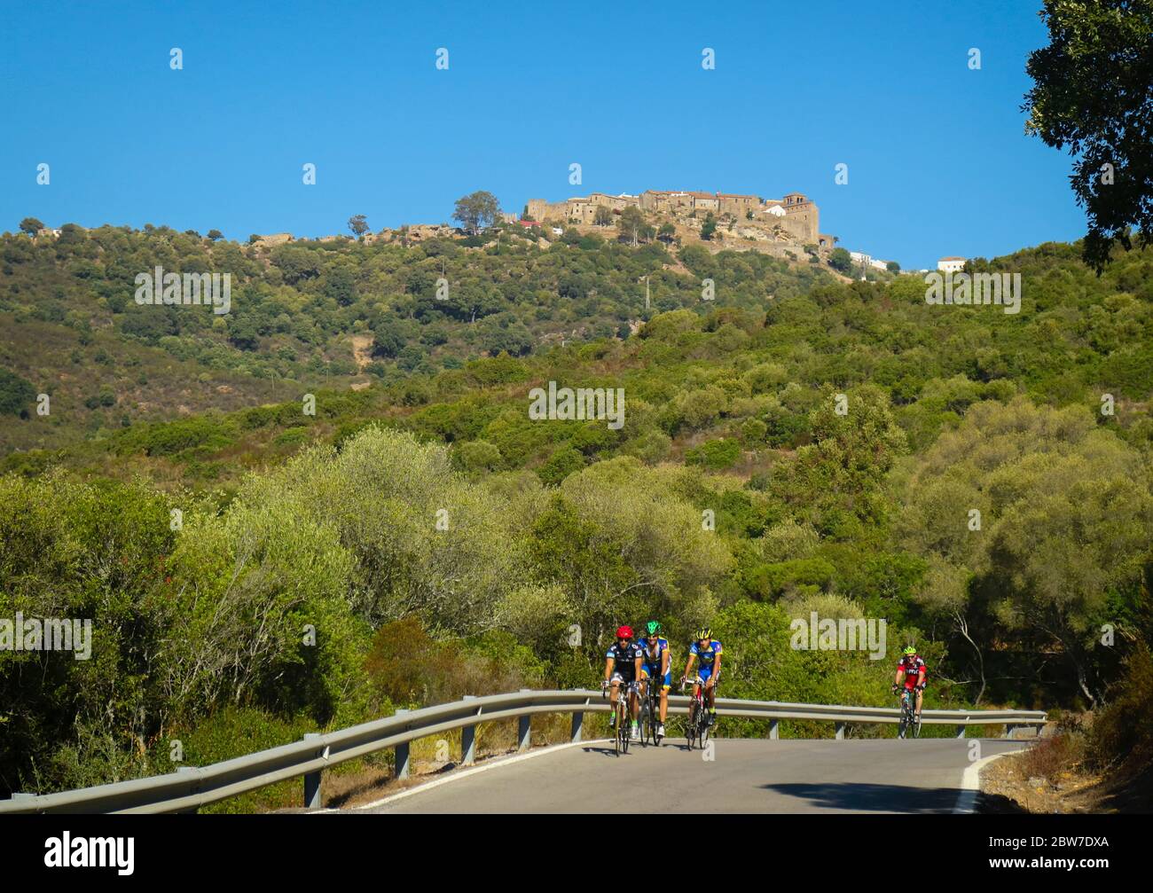 Castellar de la Frontera, Provinz Cadiz, Andalusien, Südspanien. Radler auf Ausflug unter die ummauerte Altstadt. Stockfoto
