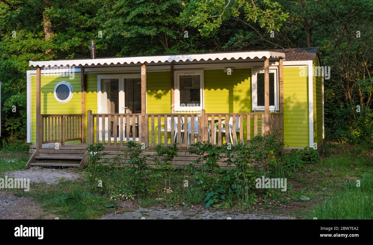 Mobilheime, gelb grün mit Veranda Bungalow in einem Camping zu vermieten Stockfoto