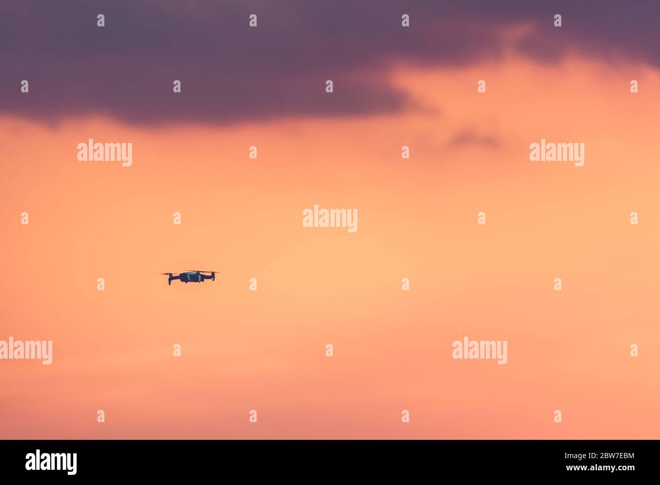 UAV Drohne Copter fliegen mit Digitalkamera.Drohne mit hochauflösender Digitalkamera. Fliegende Kamera Nehmen Sie ein Foto und Video in thailand. Stockfoto