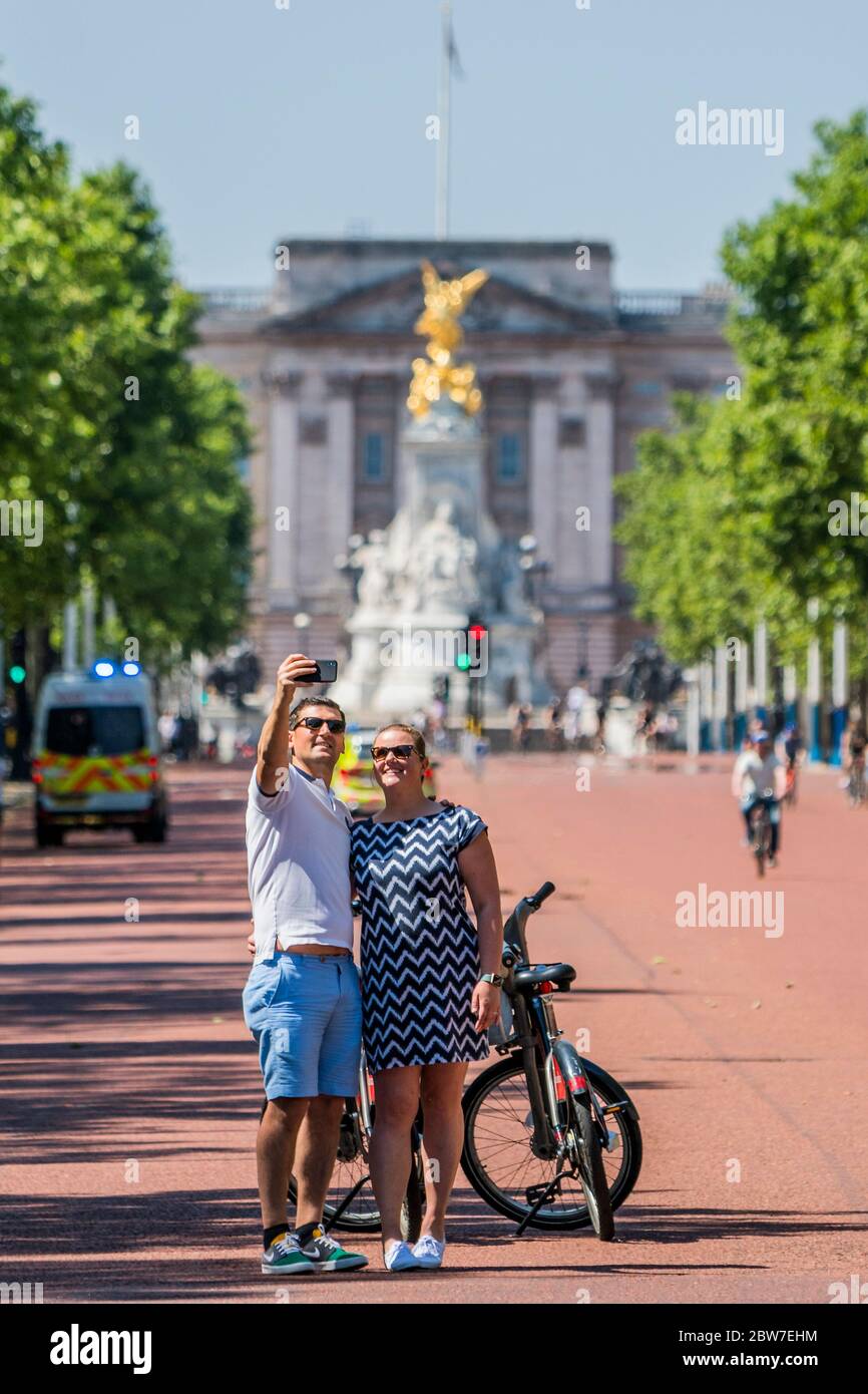 London, Großbritannien. Mai 2020. Genießen Sie das Radfahren auf der Mall, wenn die Sonne wieder herauskommt. Die "Lockdown" geht weiter für den Ausbruch des Coronavirus (Covid 19) in London. Kredit: Guy Bell/Alamy Live News Stockfoto