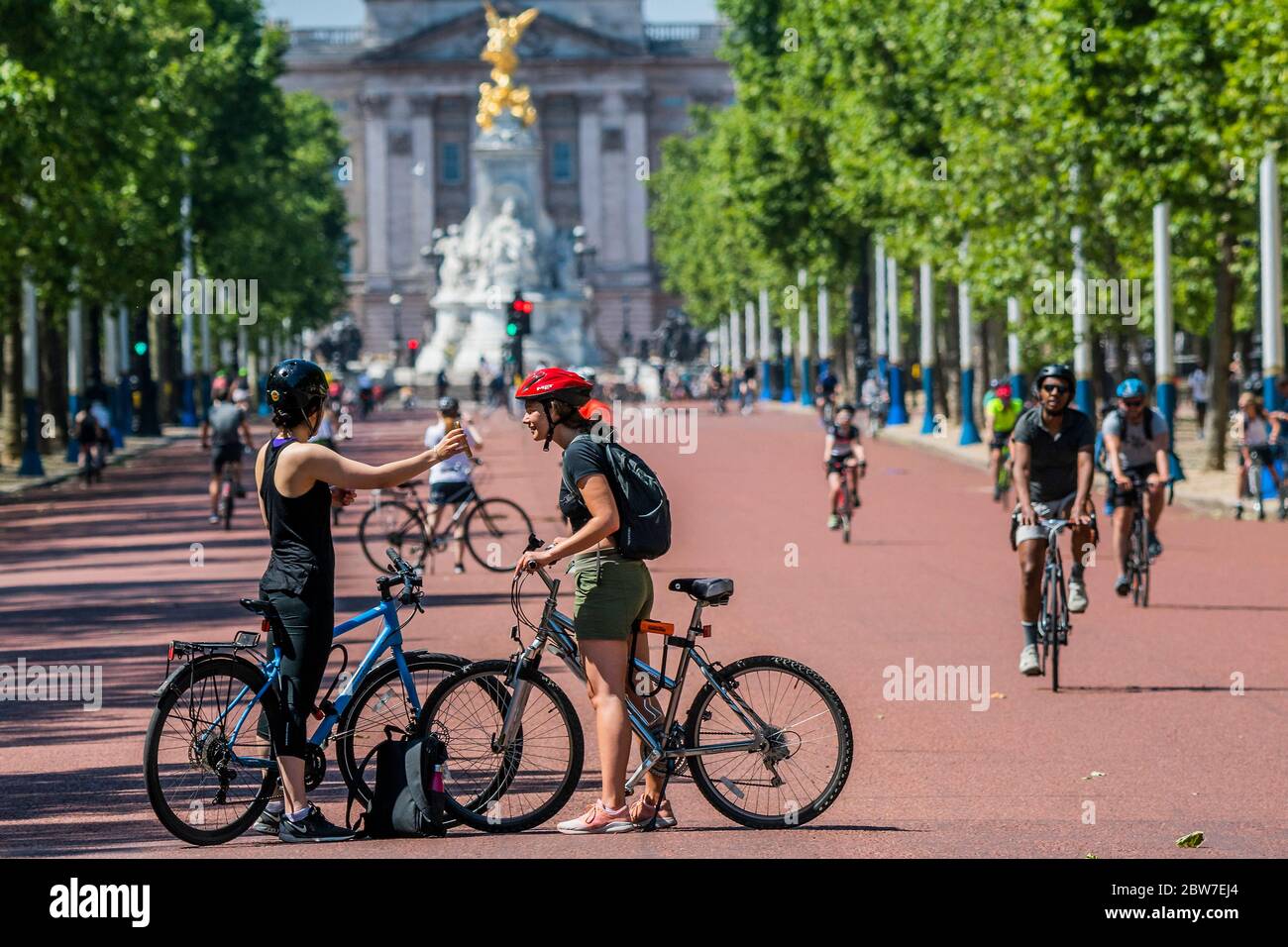 London, Großbritannien. Mai 2020. Genießen Sie das Radfahren auf der Mall, wenn die Sonne wieder herauskommt. Die "Lockdown" geht weiter für den Ausbruch des Coronavirus (Covid 19) in London. Kredit: Guy Bell/Alamy Live News Stockfoto