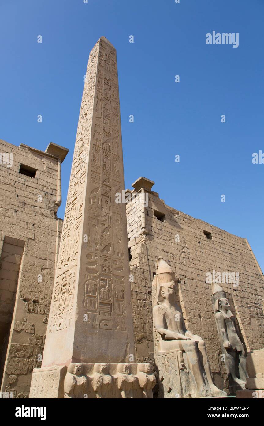 Kolosse von Ramses II vor dem Pylon, Obelisk, Luxor-Tempel, UNESCO-Weltkulturerbe, Luxor, Ägypten Stockfoto