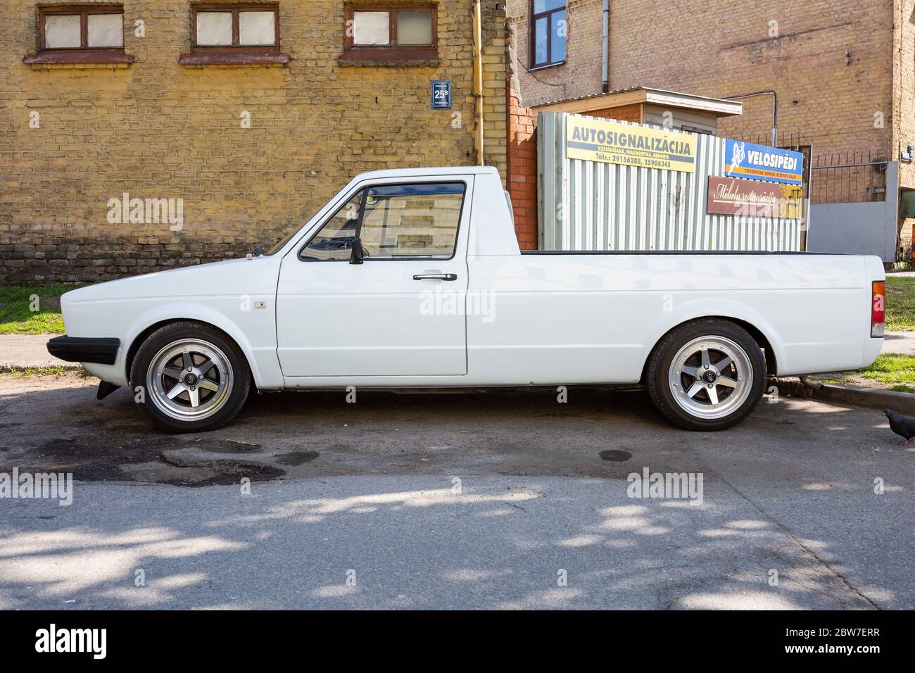 Stadt Cesis, Lettland. Alte Retro-weißen volkswagen Pickup auf der Straße.29.05.2020 Stockfoto
