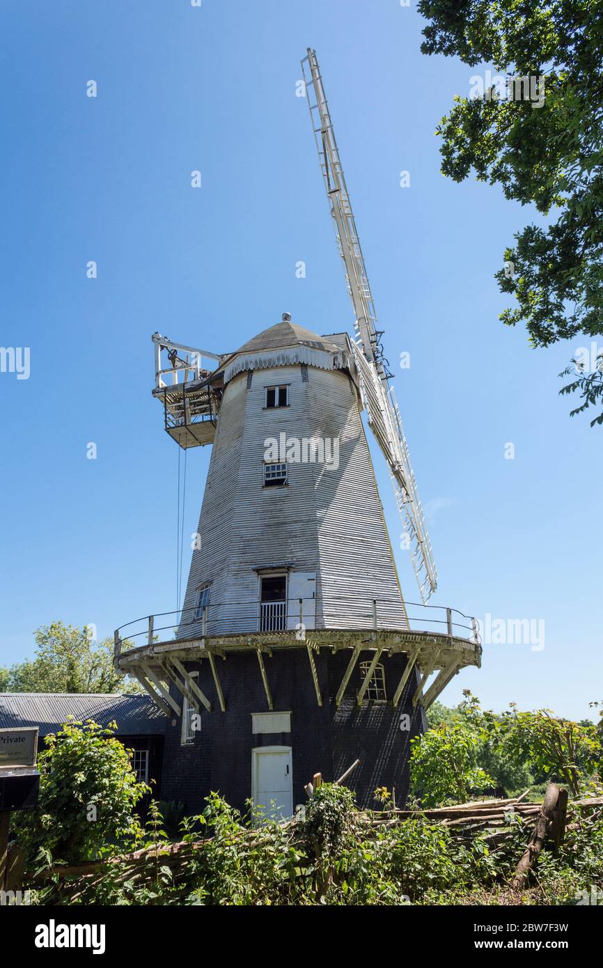 Alte Windmühle 1879 in Shipley Dorf in der Nähe von Horsham UK. Weißer Kittel gebaut Körper und Segel mit einer schwarzen Basis und erhöhte Deck rund um die Basis. Stockfoto