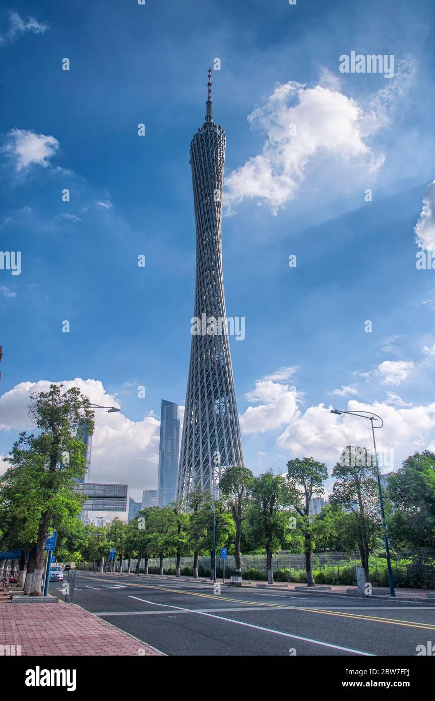 Der moderne Canton Tower in der Stadt Guangzhou China, Provinz Guangdong an einem blauen Himmel sonnigen Tag. Stockfoto