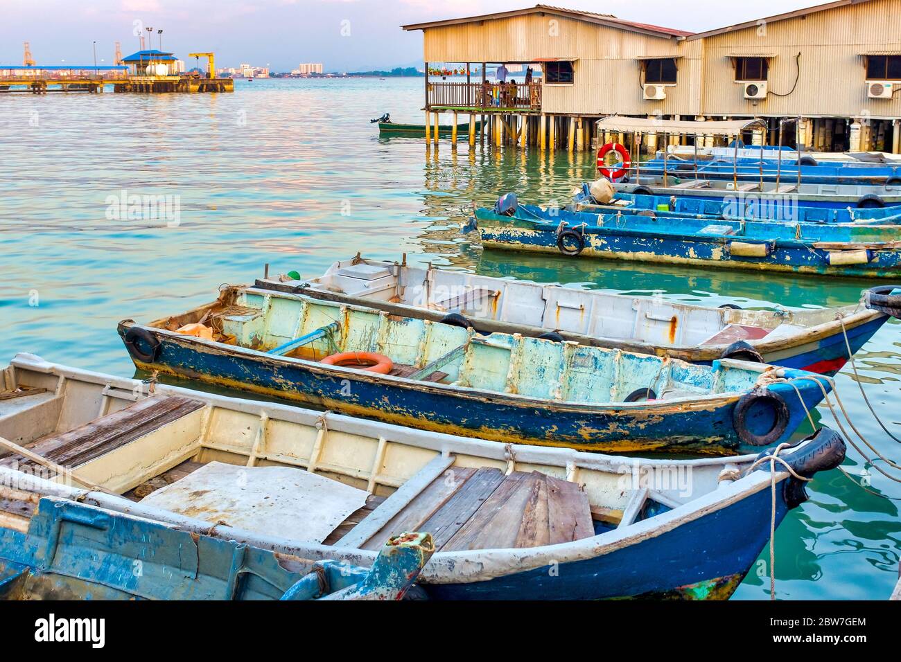 Boote in der Tan Jetty, George Town, Penang, Malaysia Stockfoto