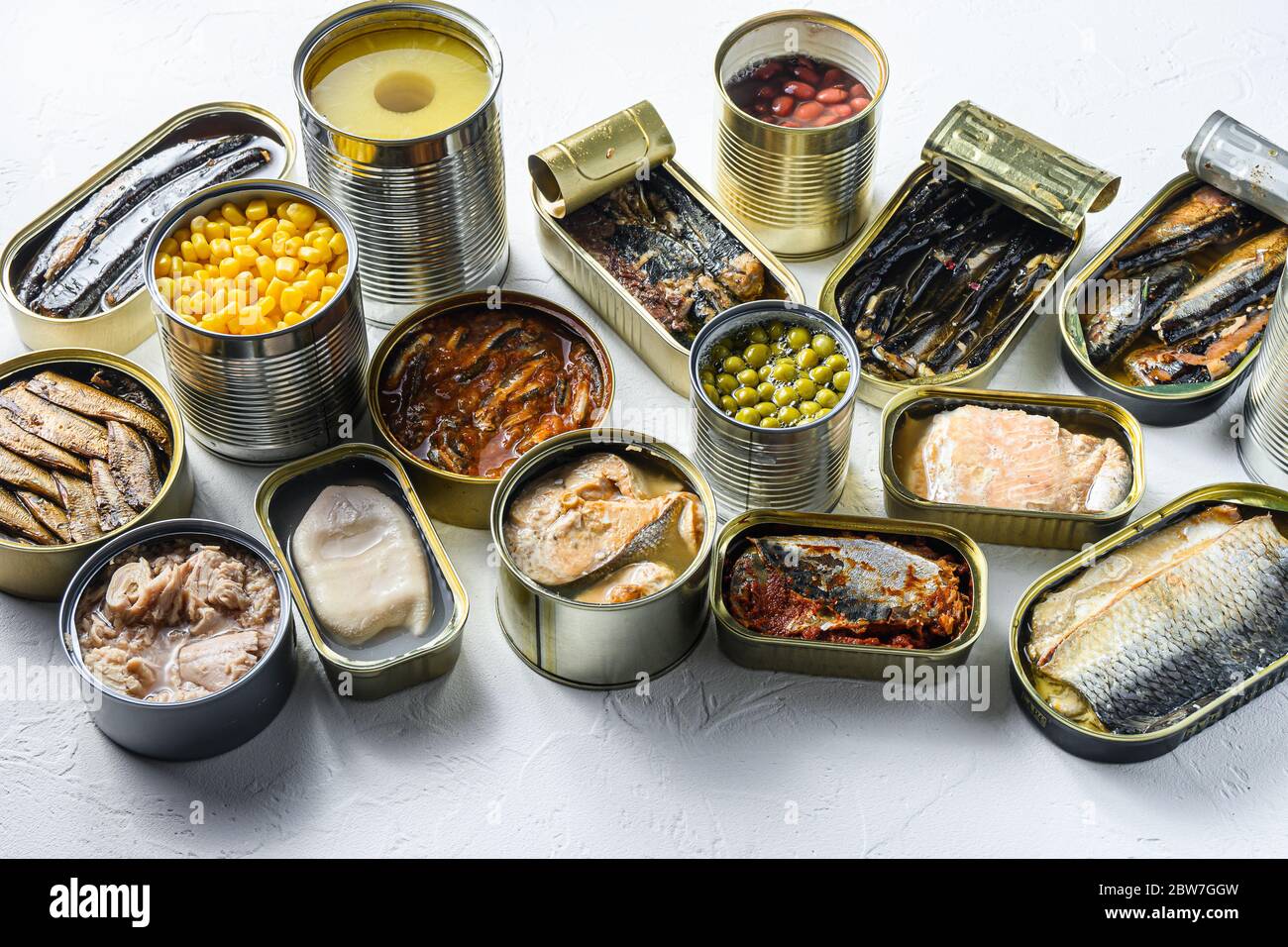 Sortiment von Konserven Konserven Lebensmittel in Dosen, Konserven Saury, Makrele, Sprossen, Sardinen, Sardinen, Tintenfisch, Thunfisch Pinapple, Mais, Erbsen, Mango, Bohnen, OV Stockfotografie