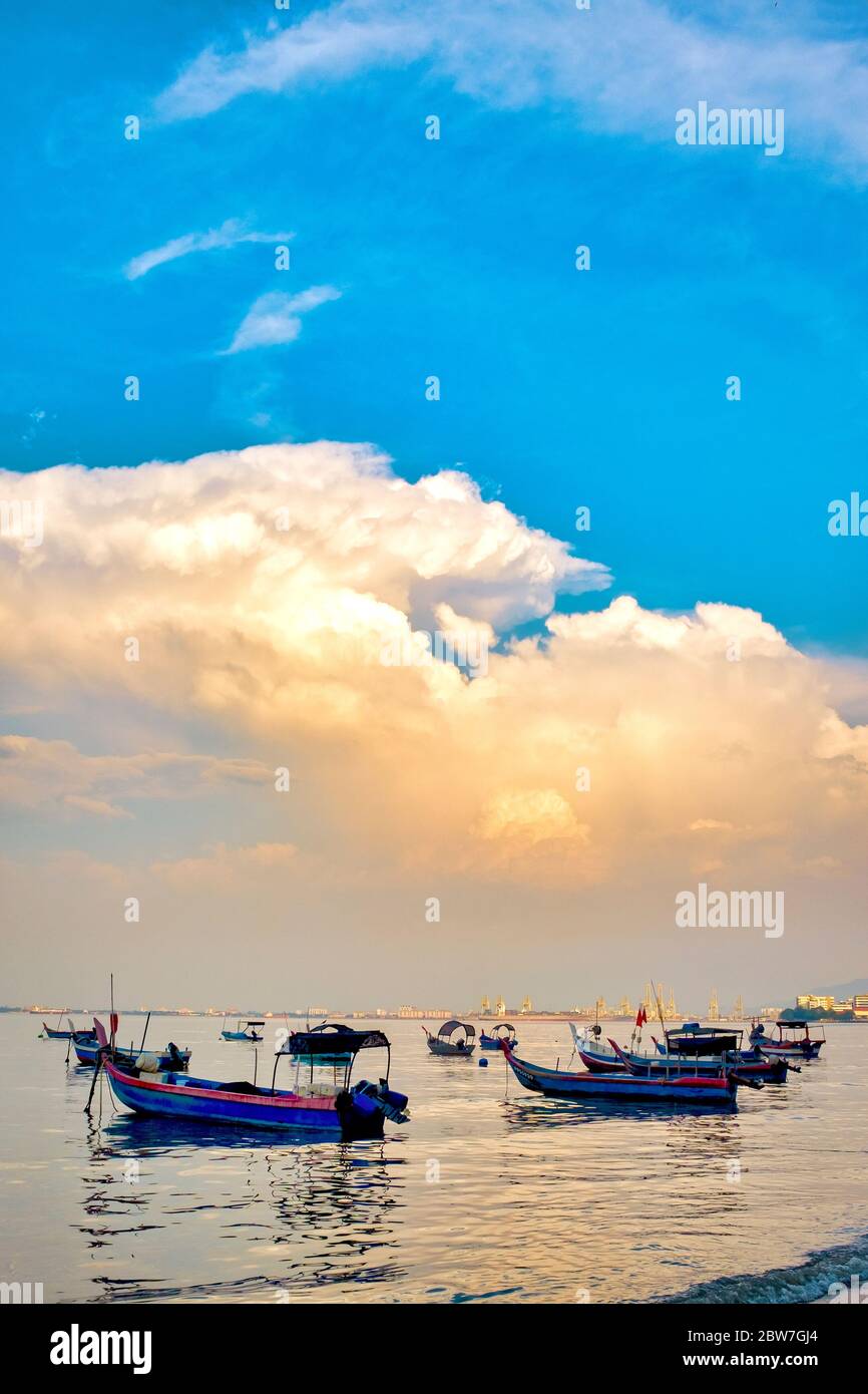 Boote über den Strand von Gurney Drive, George Town, Malaysia Stockfoto