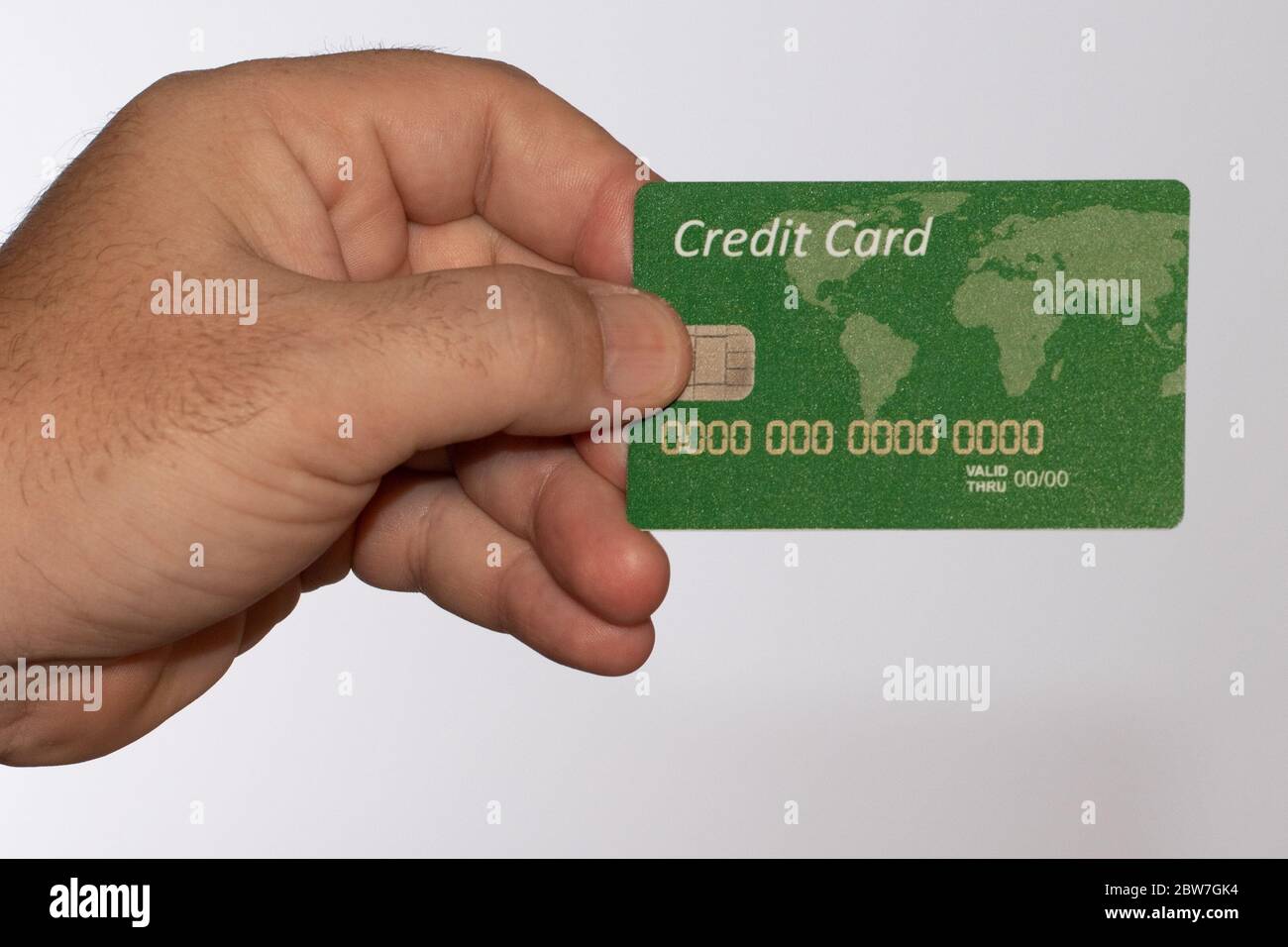 Männliche Hand mit Kreditkarte auf weißem Hintergrund Stockfoto