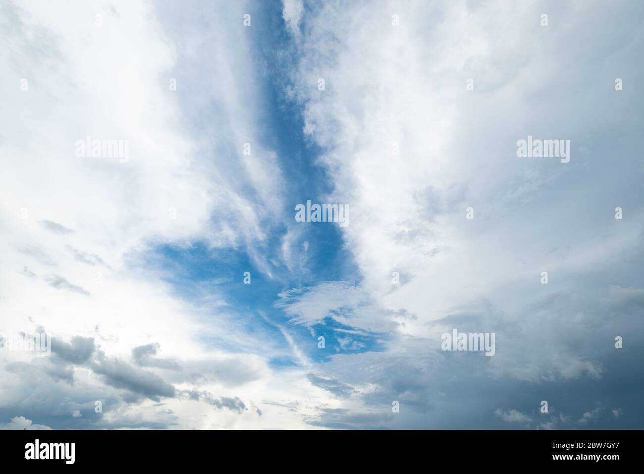 Schönen blauen Himmel mit weißen Wolken Stockfoto