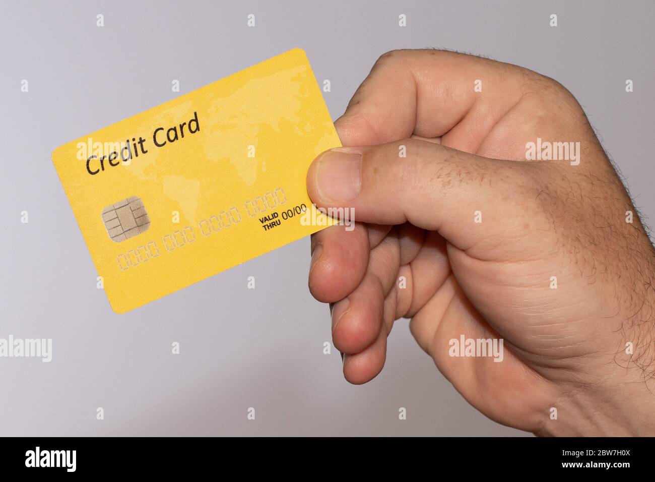 Männliche Hand mit Kreditkarte auf weißem Hintergrund Stockfoto