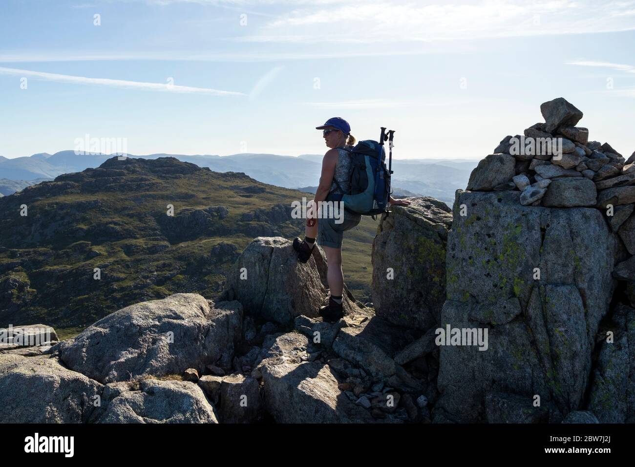 Walker auf dem Gipfel der Cold Pike und der Blick auf die Pike of Blisco, Lake District, Cumbria, Großbritannien Stockfoto