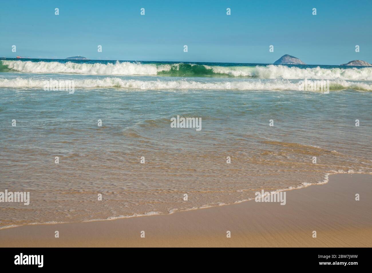 Wellen in Copacabana Strand Stockfoto
