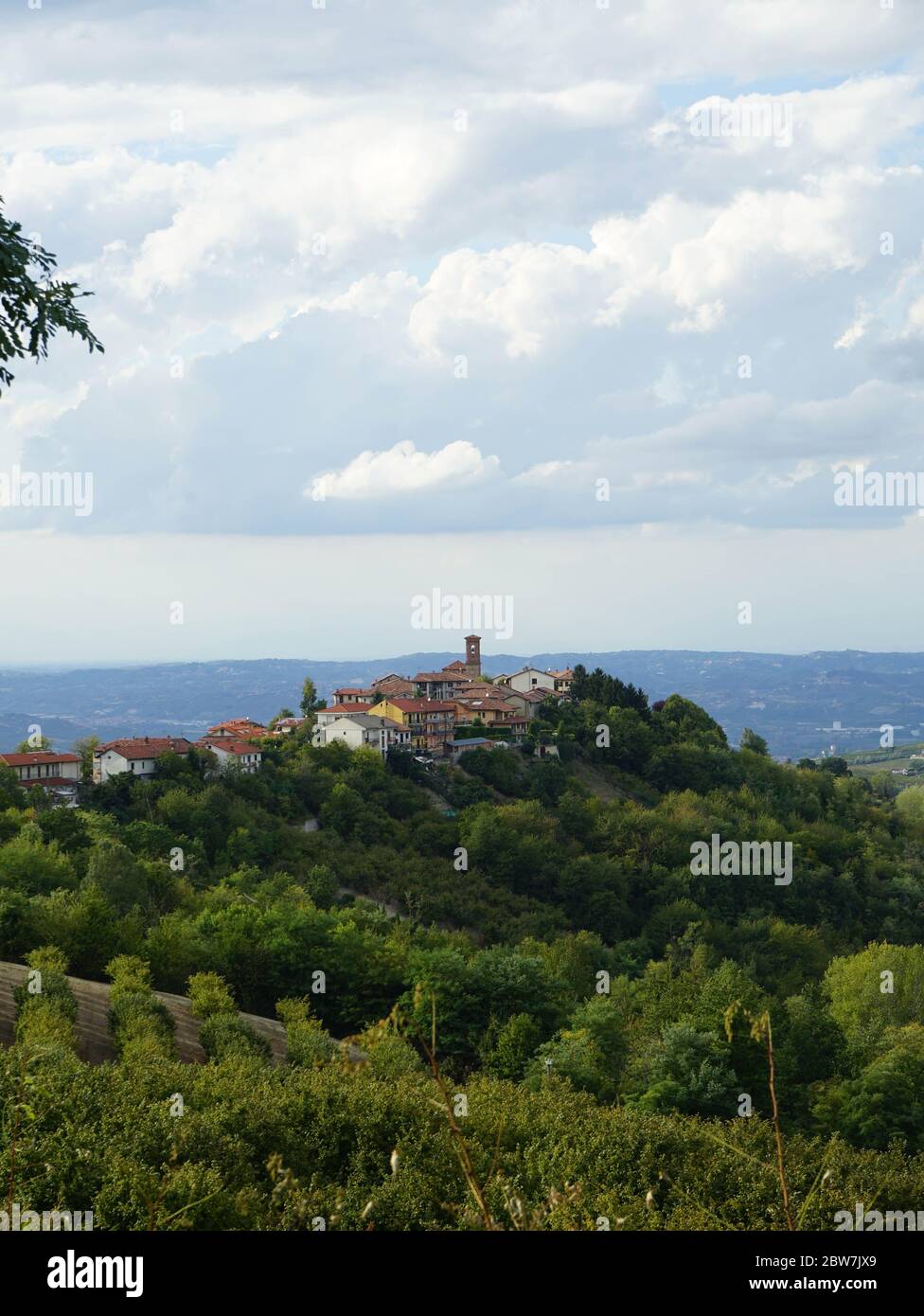 Blick auf den Hügel mit dem Dorf Rodello, Piemont - Italien Stockfoto