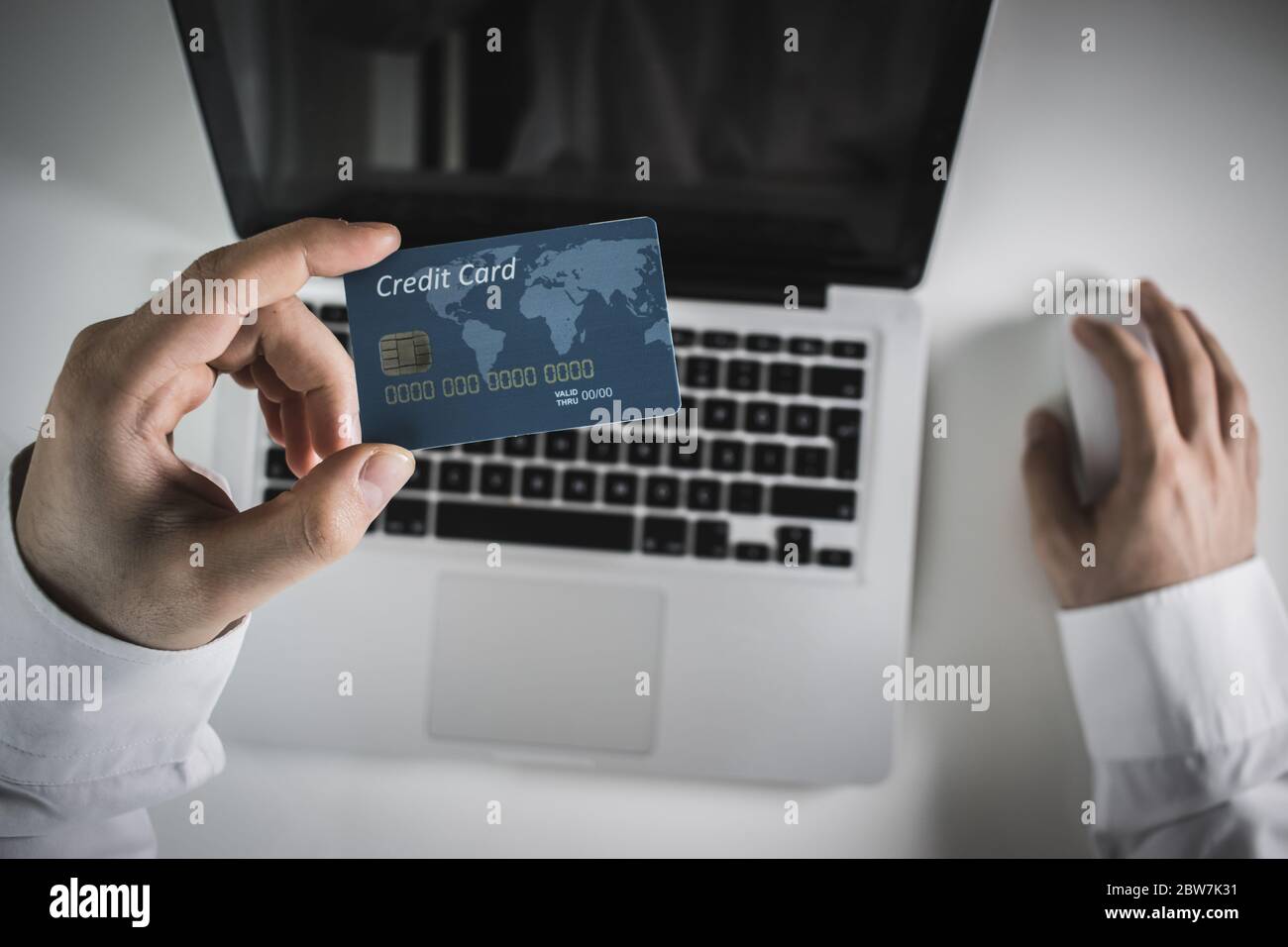 Hände, die Kreditkarte und mit Laptop. Online shopping Stockfoto