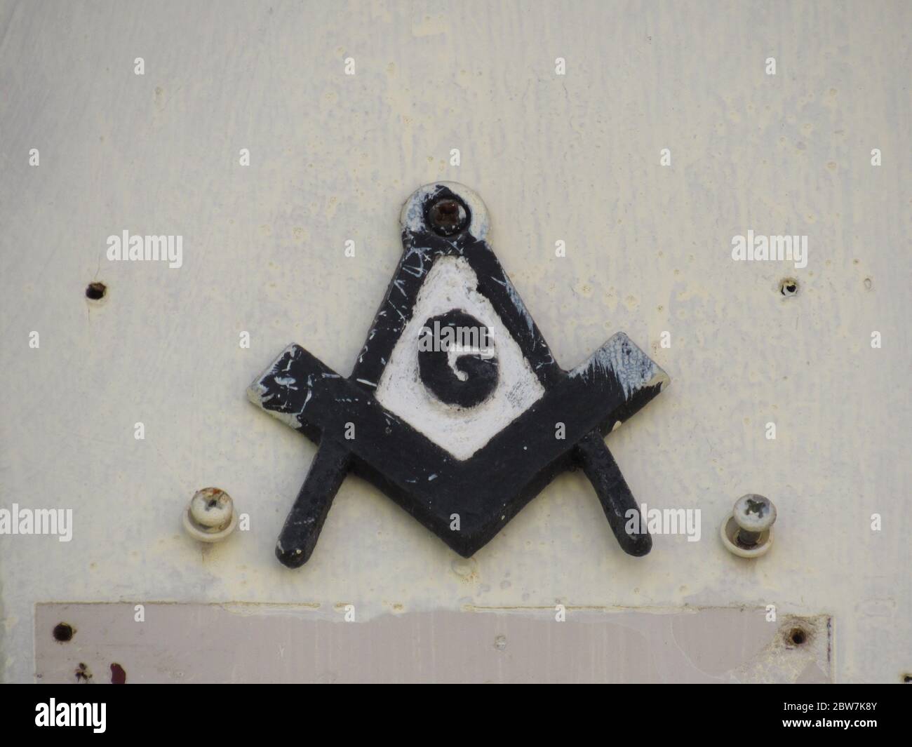 Trinidad, Kuba - 30. Januar 2020: Freimaurer-Symbol auf dem alten kubanischen Gebäude in Trinidad, Kuba. Die Freimaurerei besteht aus brüderlichen Organisationen, die Spuren Stockfoto