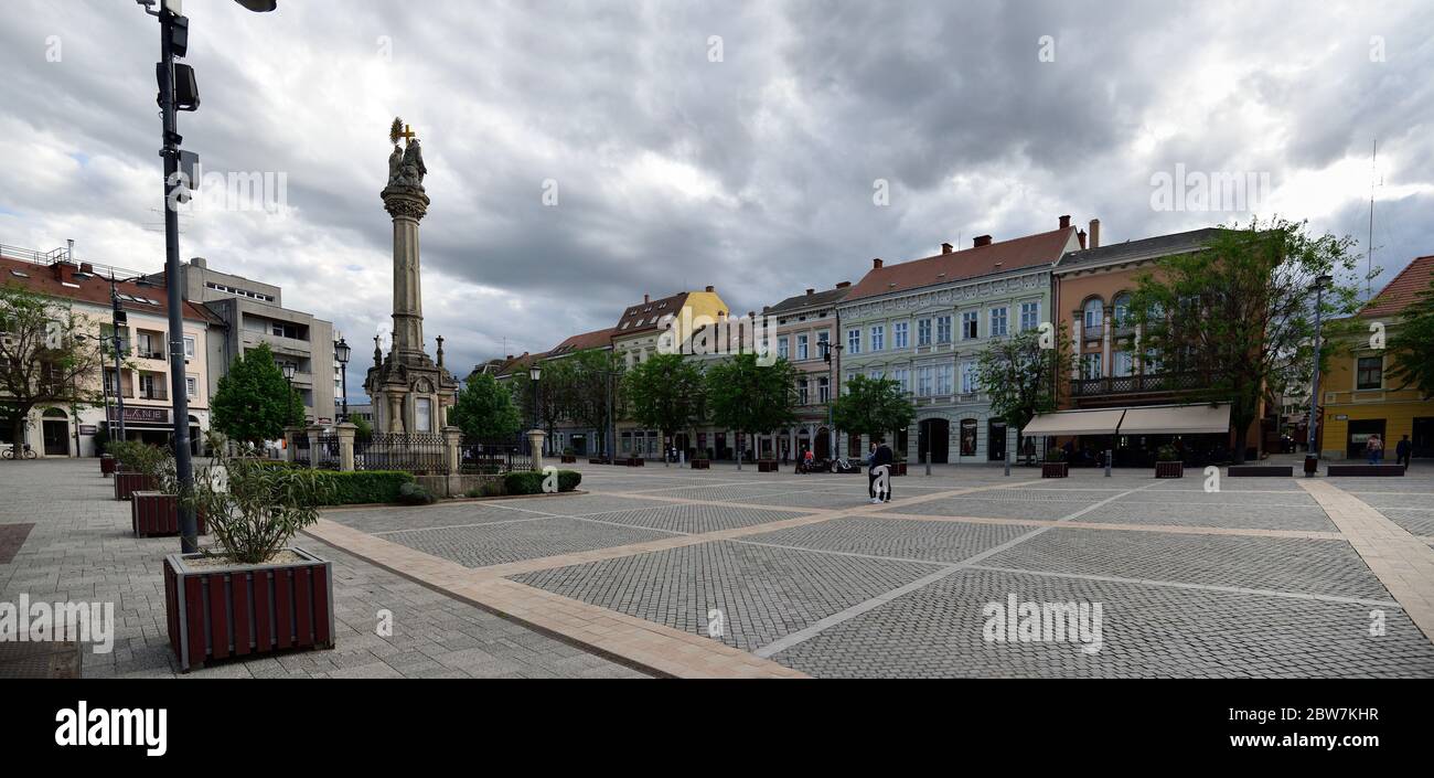 SZOMBATHELY / UNGARN, 27. APRIL 2019. Später Nachmittag mit stürmischen Wolken über dem Altstädter Ring in Szombathely, Ungarn Stockfoto