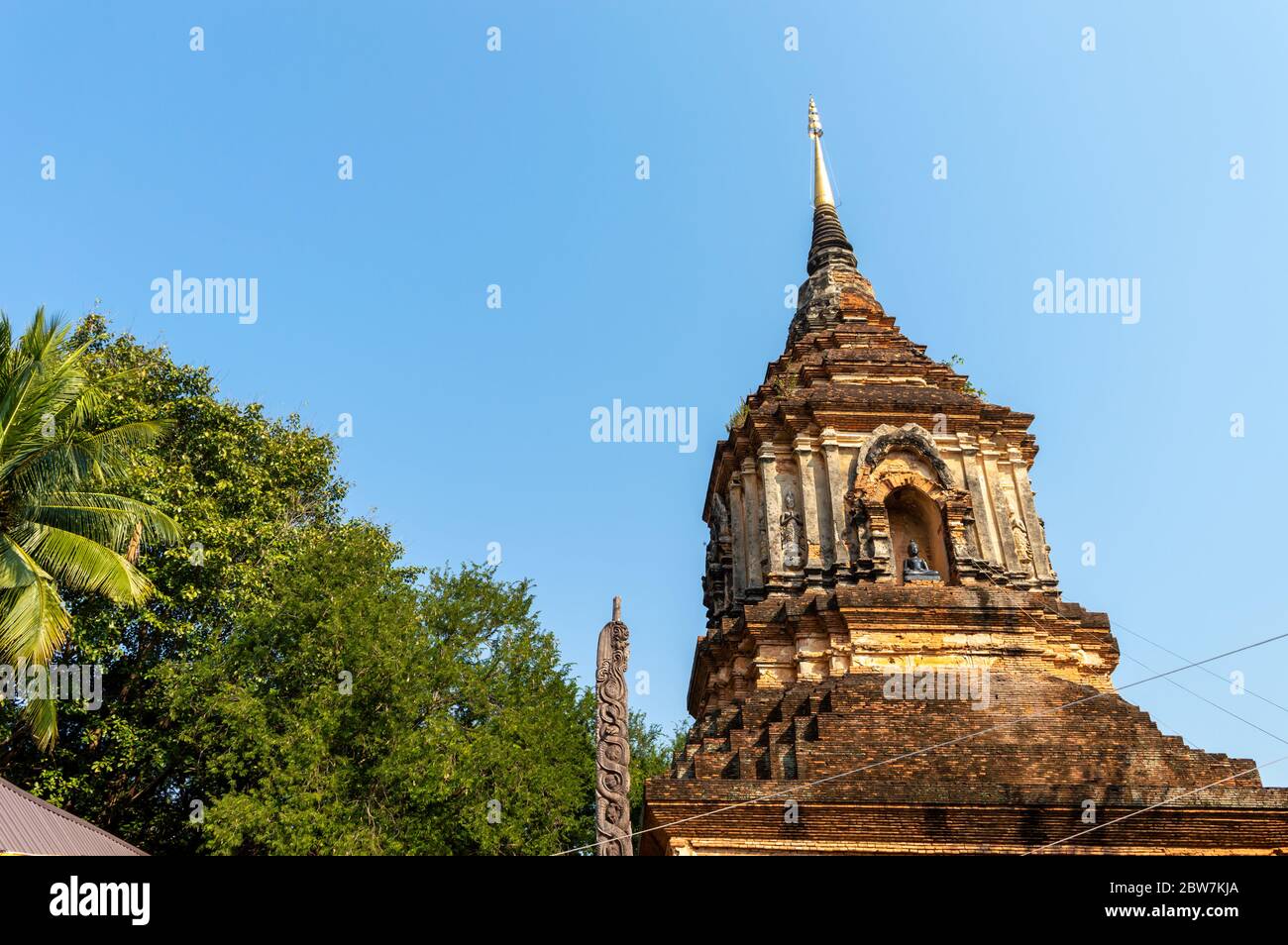 Der große Chedi Wat Lok Moli Wann der Tempel gebaut wurde, ist nicht bekannt, aber er wird erstmals in einer Urkunde im Jahre 1367 u.Z. erwähnt. Der sechste König der Mangra Stockfoto
