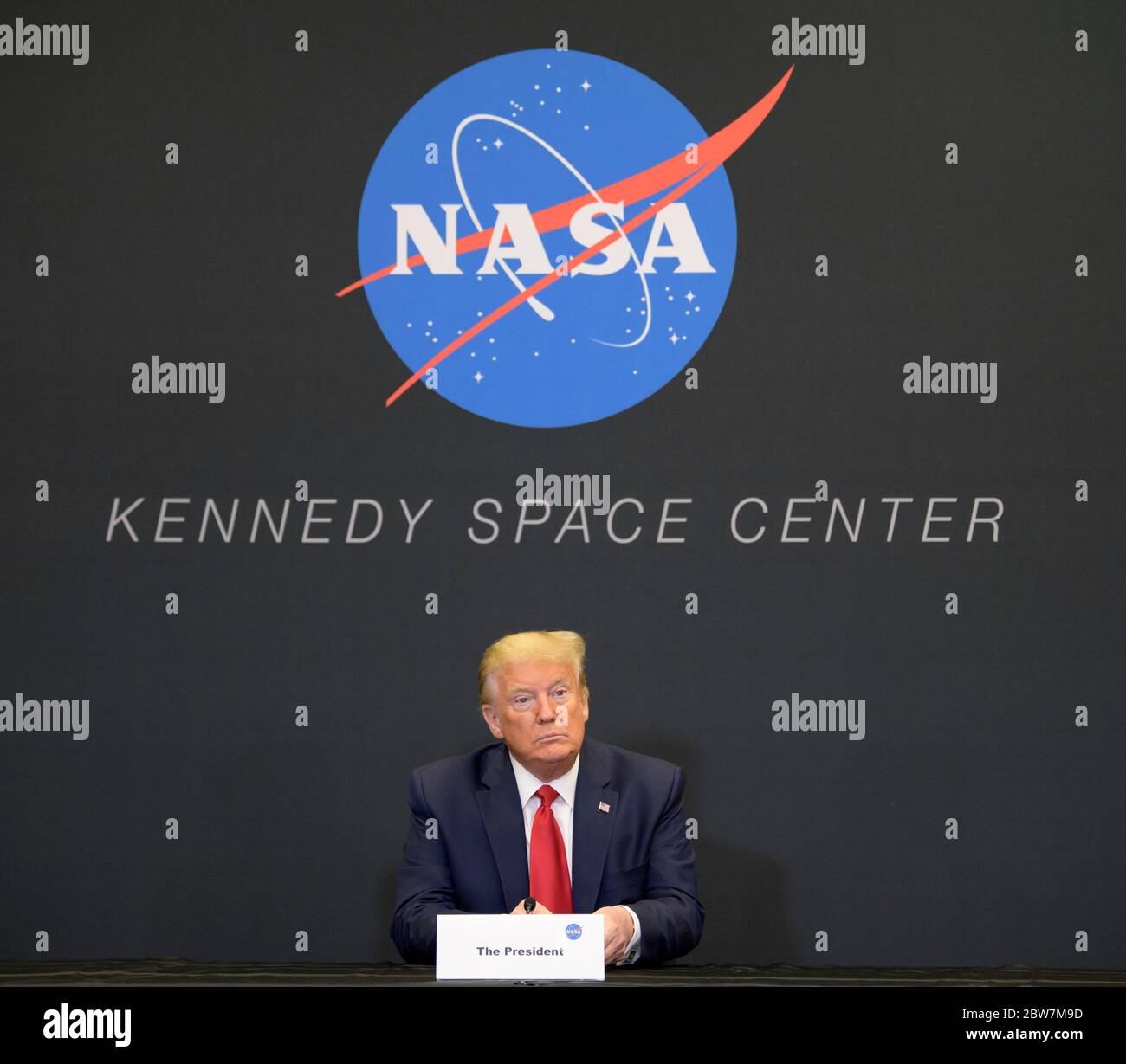 US-Präsident Donald Trump nimmt an einem SpaceX Demonstration Mission 2 Launch Briefing am Neil Armstrong Operations and Checkout Building Teil, nachdem die NASA-Astronauten Robert Behnken und Douglas Hurley für den Launch Complex 39A an Bord eines SpaceX Crew Dragon Raumschiffs zum Start gehen, Im Kennedy Space Center 27. Mai 2020 in Cape Canaveral, Florida. Die Mission wurde 16 Minuten vor dem Start aufgrund des Wetters geschrubbt und wird es am 30. Erneut versuchen. Stockfoto