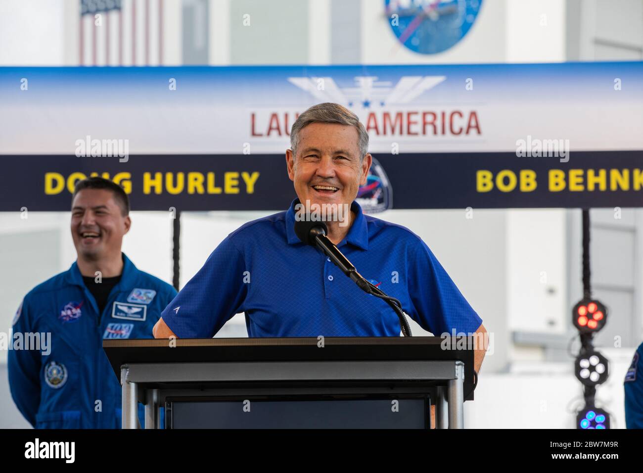 Bob Cabana, Direktor des Kennedy Space Center, spricht während einer Pressekonferenz zu den Medien über die Umplanung der SpaceX Demonstration Mission 2 Launch im Kennedy Space Center 29. Mai 2020 in Cape Canaveral, Florida. Die Mission wurde 16 Minuten vor dem Start aufgrund des Wetters geschrubbt und wird es am 30. Erneut versuchen. Stockfoto