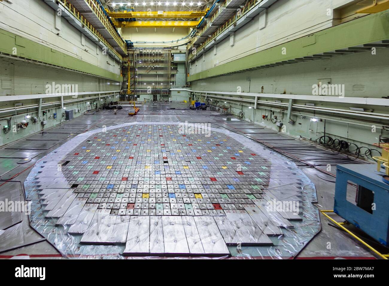 Kernkraftwerk. Zentrale Halle des Kernreaktors, Reaktordeckel, Wartung und Austausch der Reaktorbrennelemente. Stockfoto